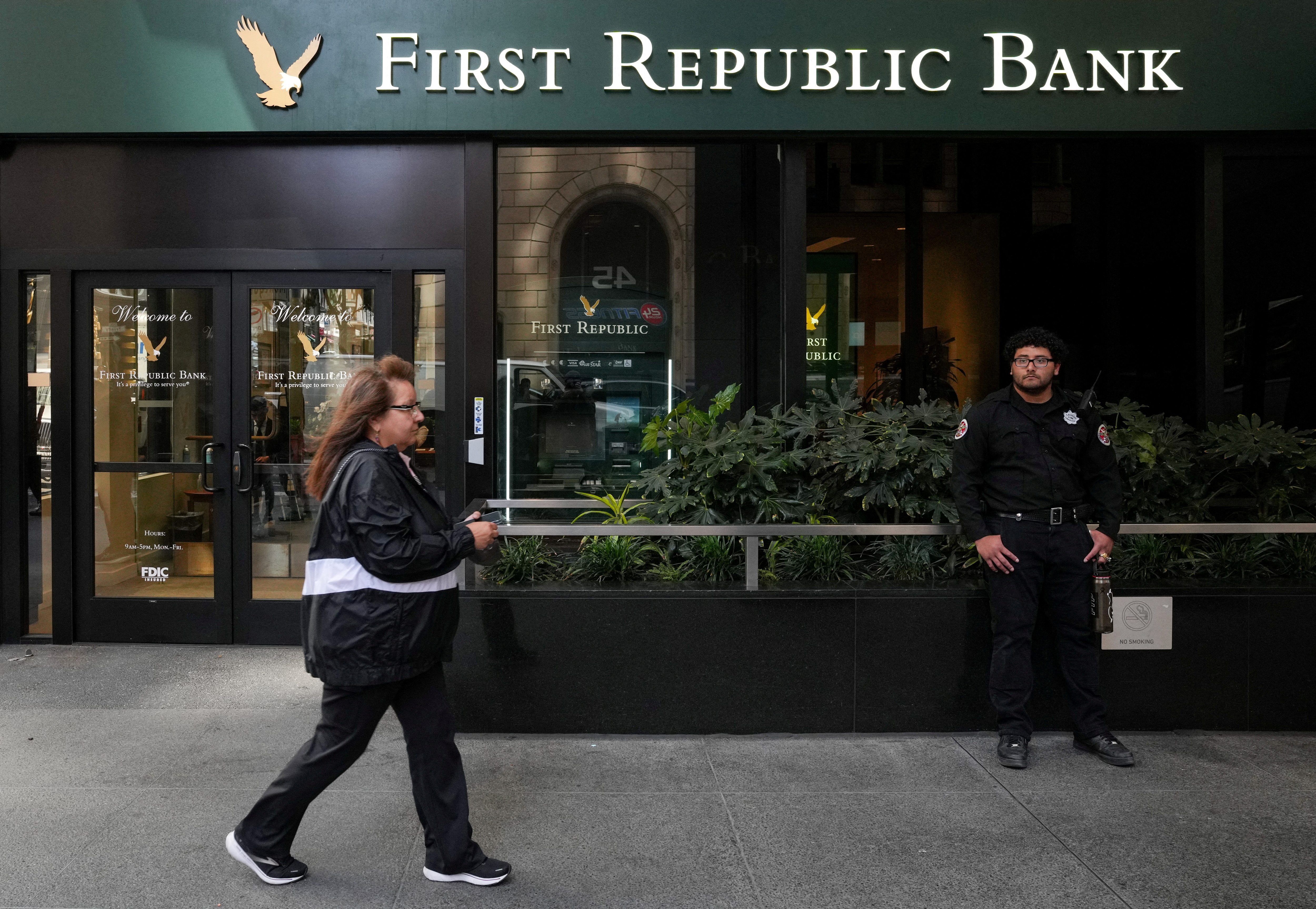 FILE PHOTO: A security guard stands outside a First Republic Bank branch in San Francisco, California, U.S. April 28, 2023. REUTERS/Loren Elliott/File Photo