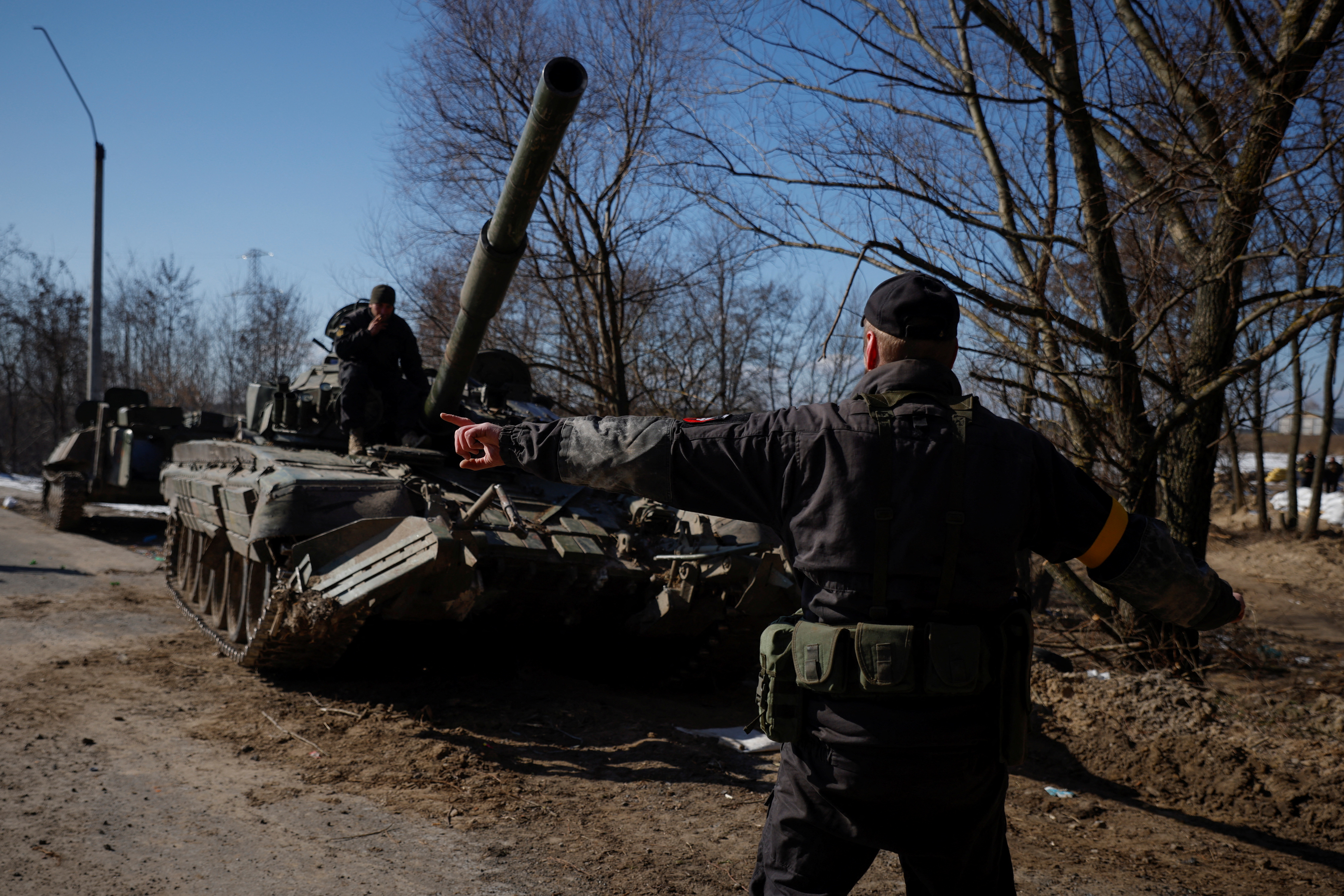 Un soldado ucraniano dirige un tanque ruso que los ucranianos capturaron después de luchar con las tropas rusas, mientras continúa el ataque de Rusia a Ucrania, en las afueras de Brovary, cerca de Kiev (REUTERS/Thomas Peter)