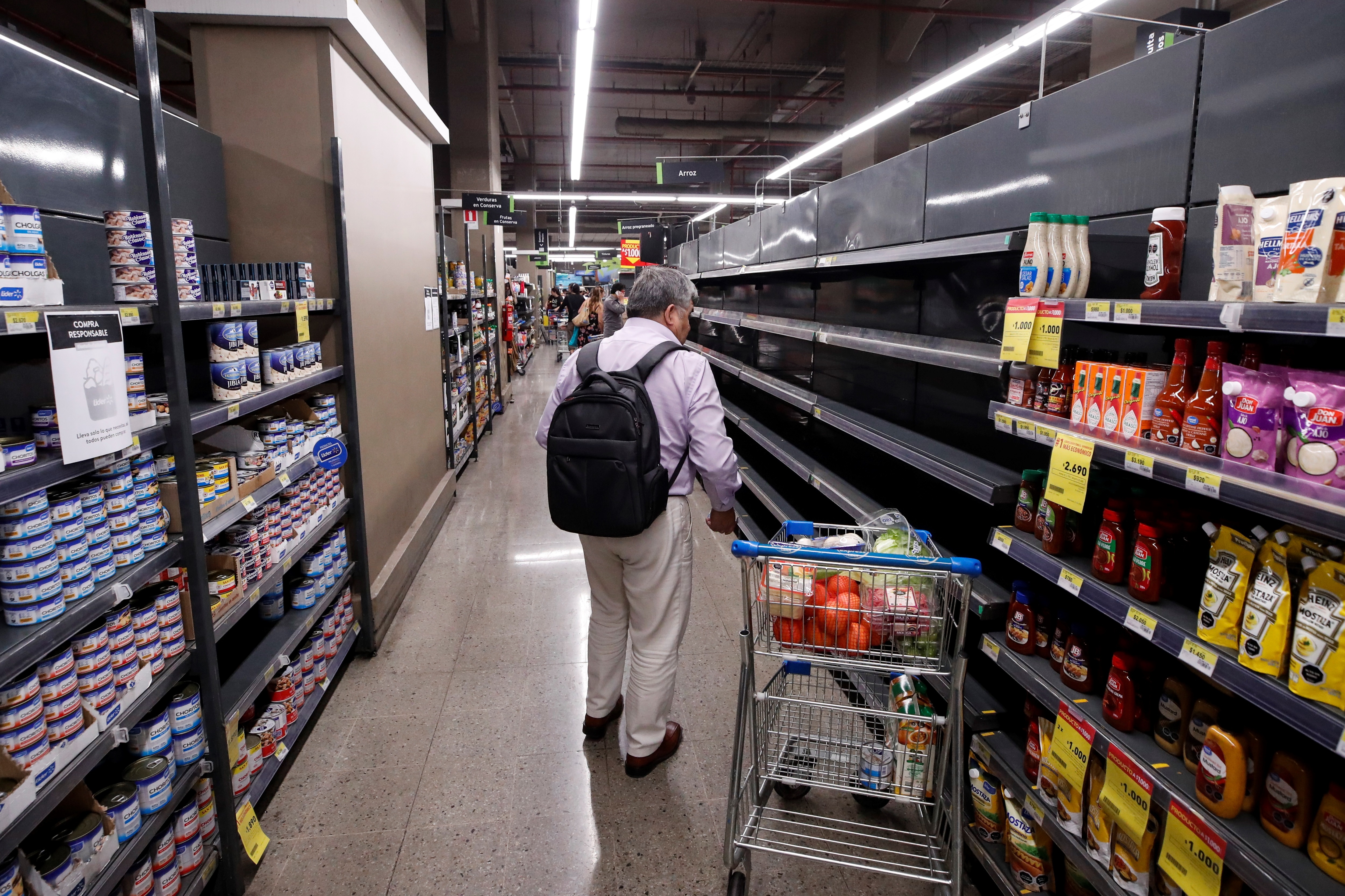 Un hombre compra en un supermercado (EFE/Alberto Valdes)