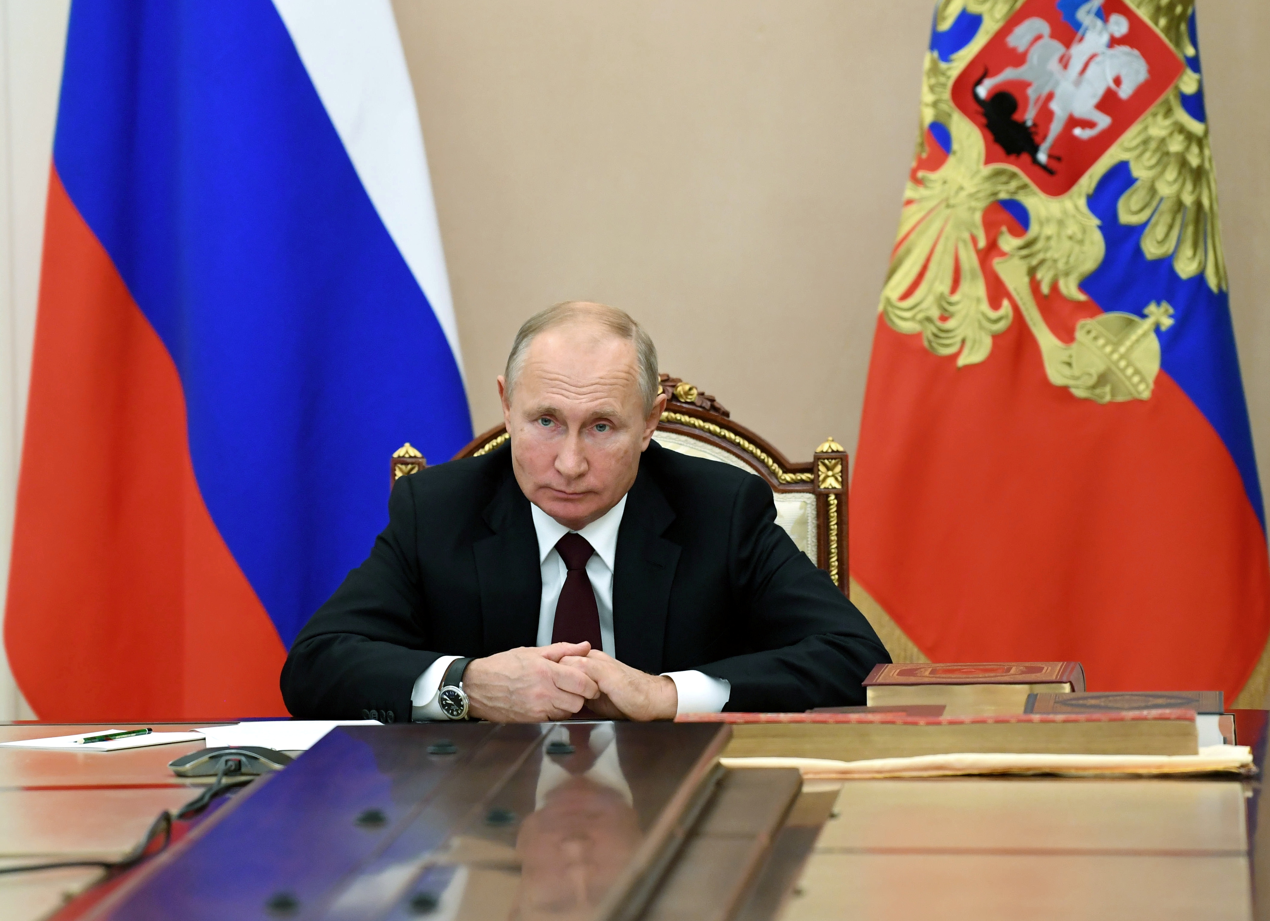 El presidente ruso Vladimir Putin asiste a una reunión con jefes de confesiones religiosas en el Día de la Unidad Nacional, a través de una videoconferencia en Moscú, el pasado 4 de noviembre de 2020. EN la mayoría de las fotografías aparece sujetándose las manos, algo que hace crecer las especulaciones sobre un posible Parkinson (Reuters)