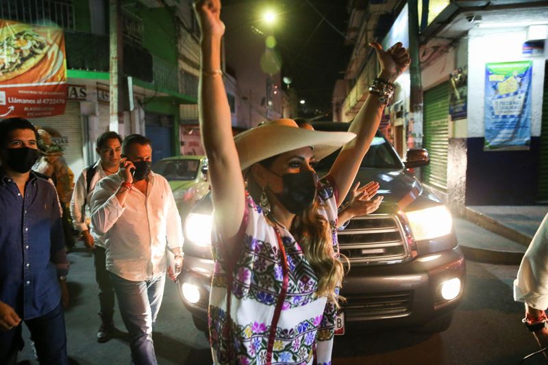 Evelyn Salgado, candidata a gobernadora en el estado Guerrero, celebra con simpatizantes, en Chilpancingo, estado Guerrero, (Foto: REUTERS / Edgard Garrido)