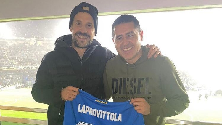 Invitación, camiseta de Boca y promesa: la sorpresa de Juan Román Riquelme a una figura de la selección argentina de básquet
