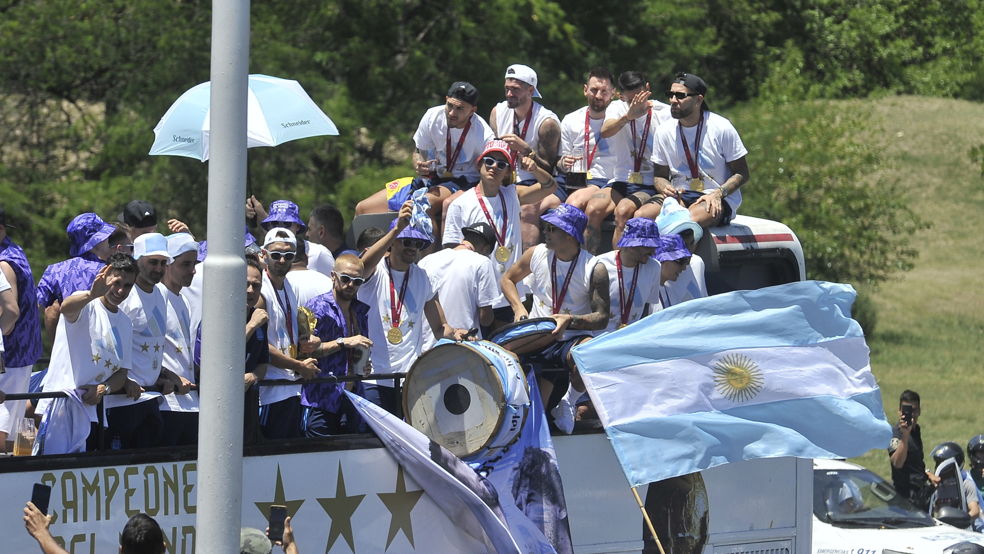 Algunos de los jugadores, entre ellos Lautaro Martínez, llevaron instrumento para acompañar al ritmo de los parches mientras se cantaba la canción más popular del momento (Gustavo Gavotti)