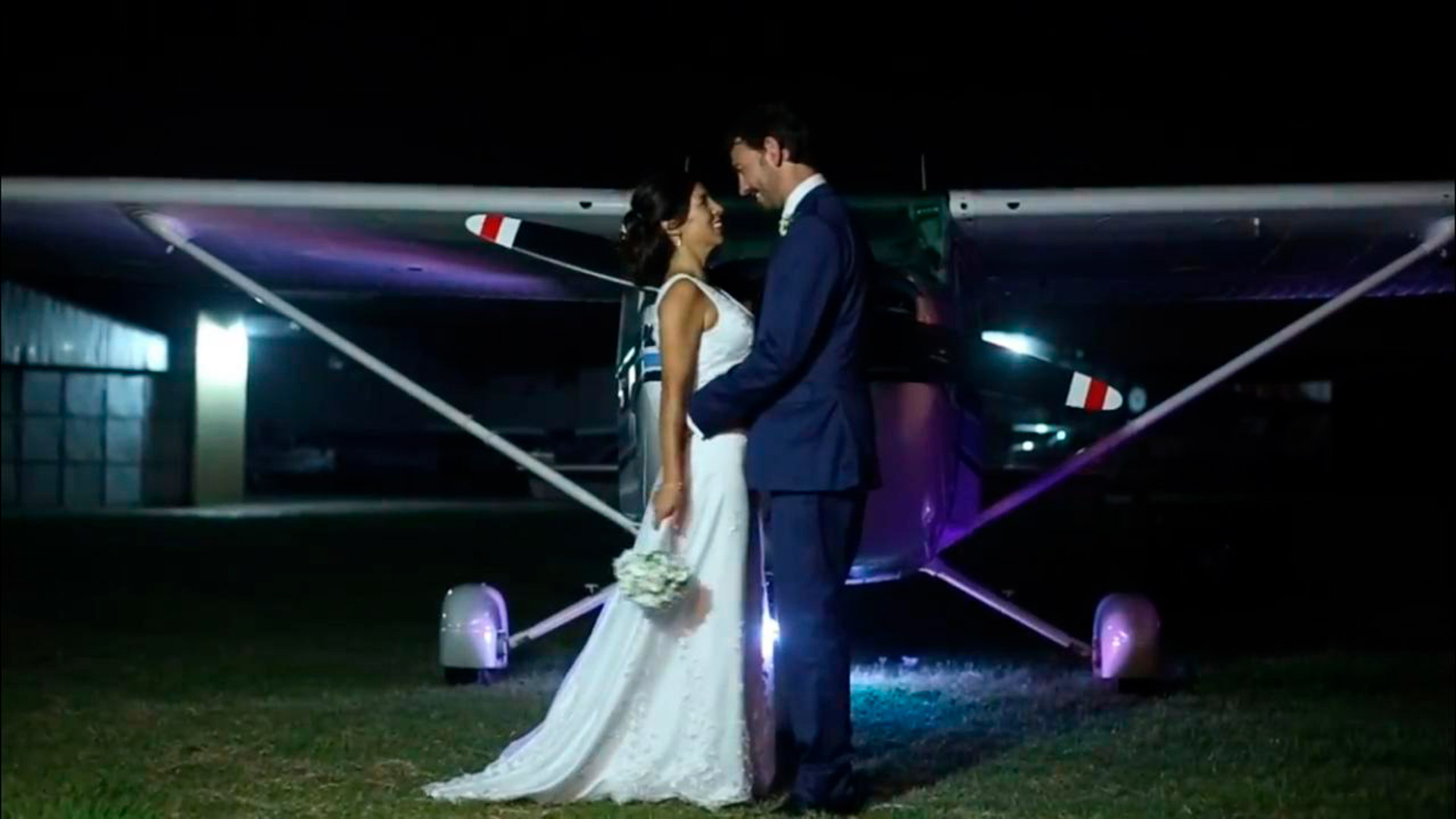 Jenny llegó a su boda piloteando un avión y Marcos Martín, su esposo y colega, otro (AMAA - Asociación Mujeres en Aviación Argentina)