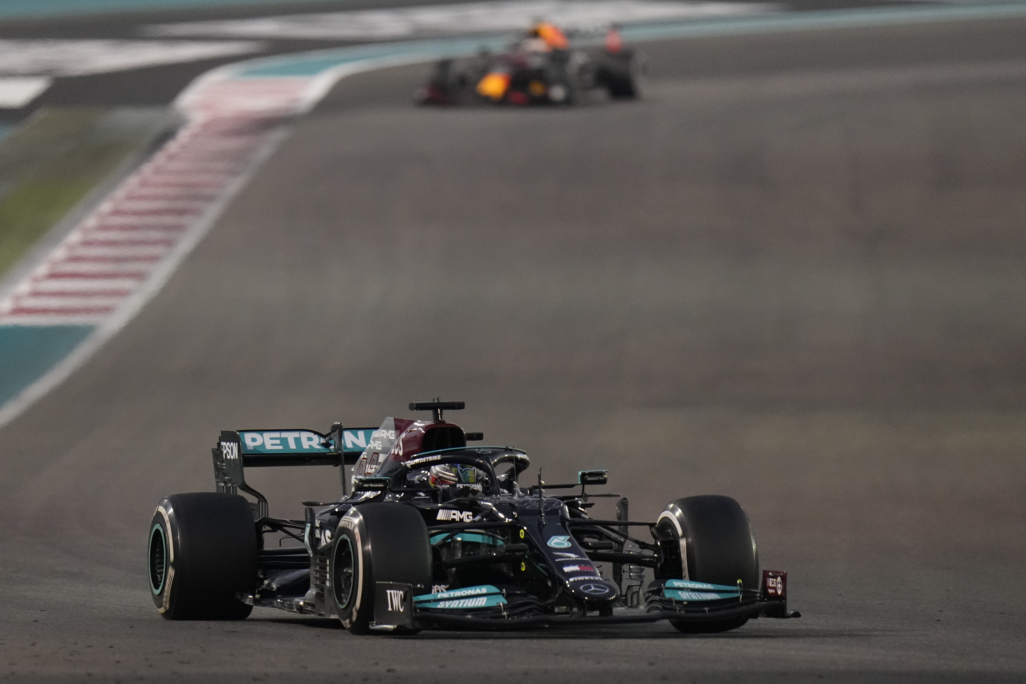En Abu Dhabi Lewis Hamilton llegó a sacarle una gran diferencia a Max Verstappen, que se favoreció por la neutralización en el final (AP Photo/Hassan Ammar)
