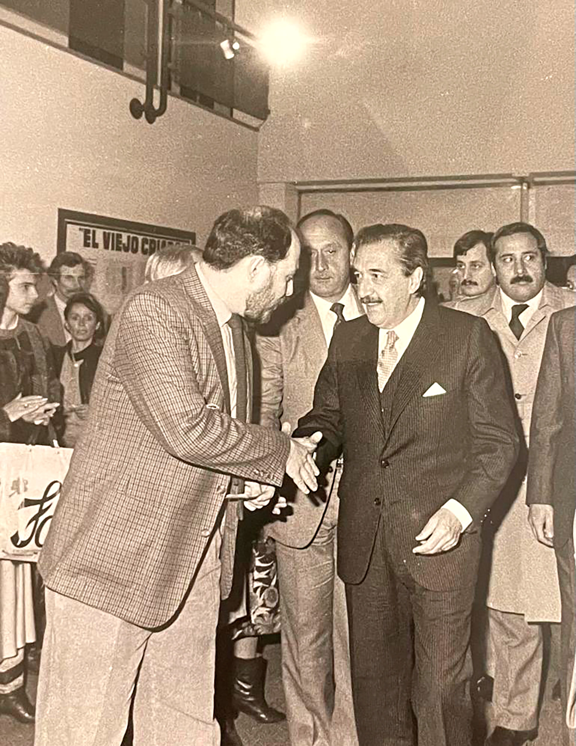 En 1986 recibió a Raúl Alfonsín cuando fue a ver "Made in Lanús", en el Ateneo. Fue el último presidente en funciones que fue al teatro