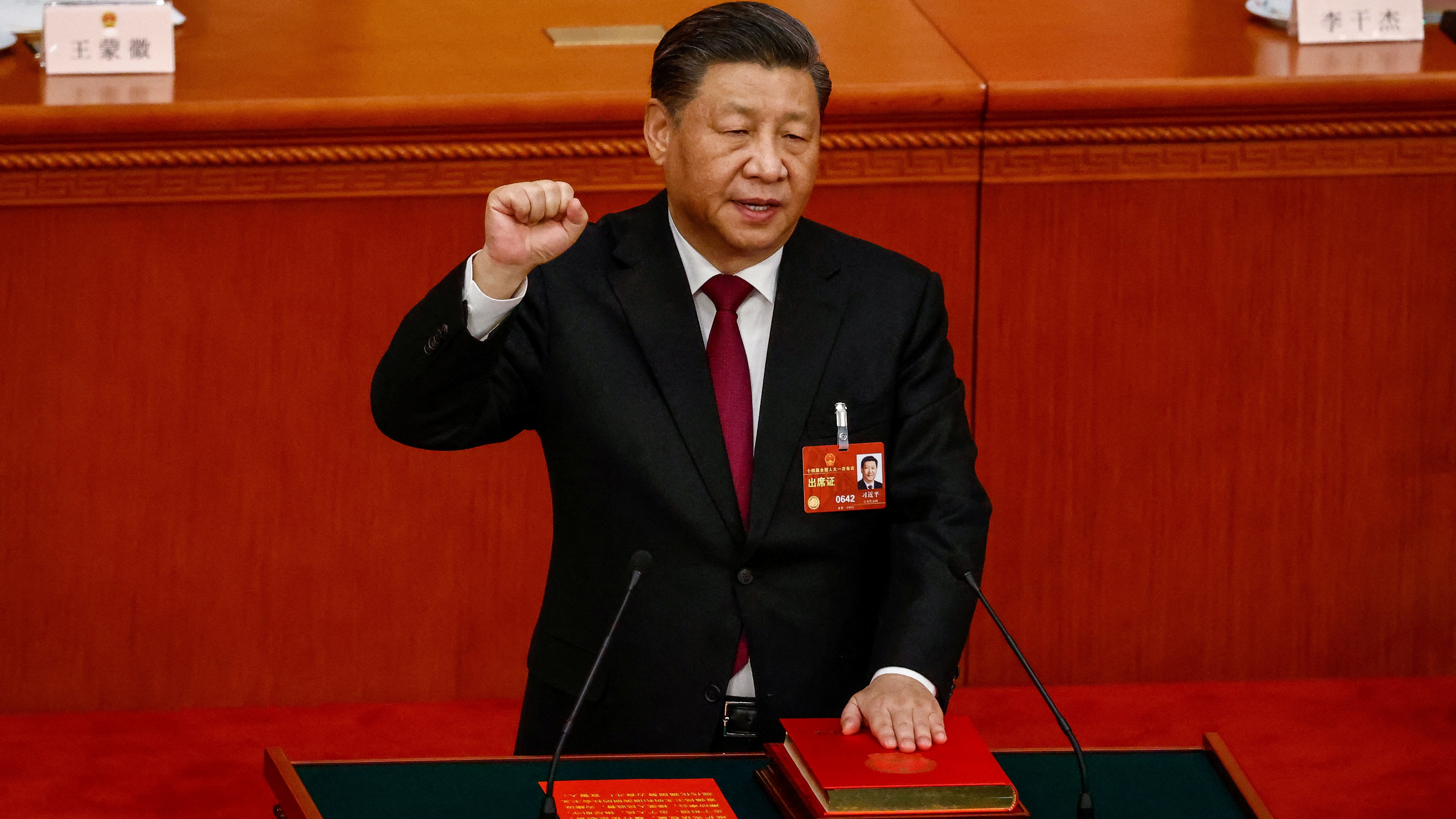 El presidente chino Xi Jinping presta juramento durante la Tercera Sesión Plenaria de la Asamblea Popular Nacional (APN) en el Gran Salón del Pueblo, en Pekín (Reuters)