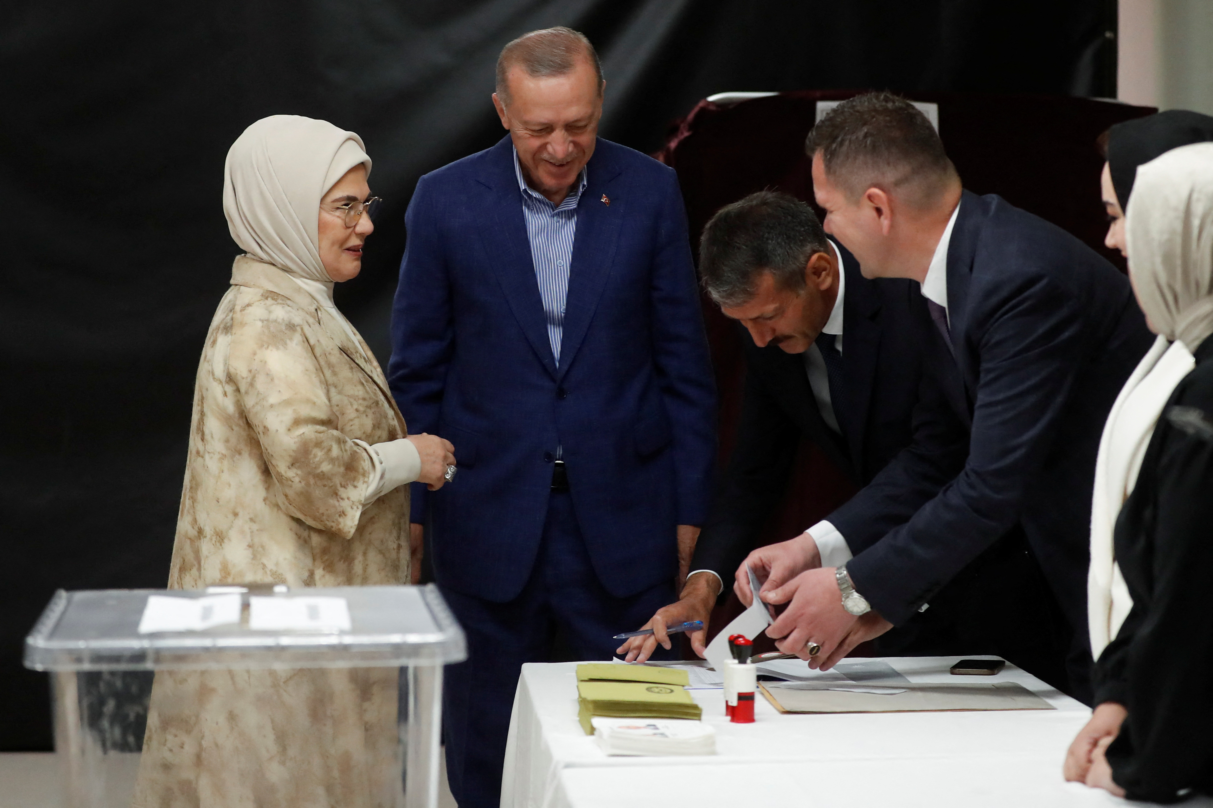 El presidente turco Tayyip Erdogan y su esposa Emine Erdogan votan en un colegio electoral durante la segunda vuelta de las elecciones presidenciales en Estambul, Turquía 28 de mayo 2023 (REUTERS)