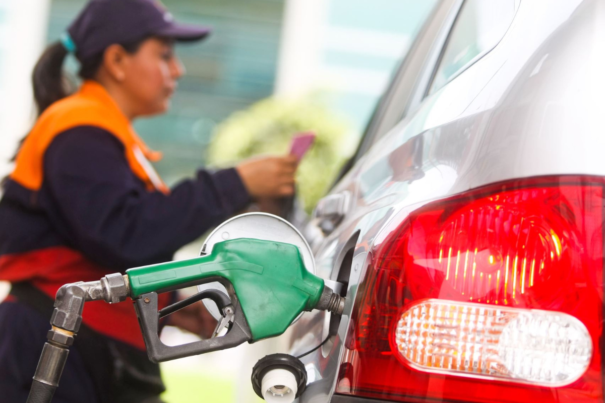 La disminución del precio de combustibles se encuentra vigente desde la semana del lunes 8 al domingo 14 de agosto de 2022. (Andina)