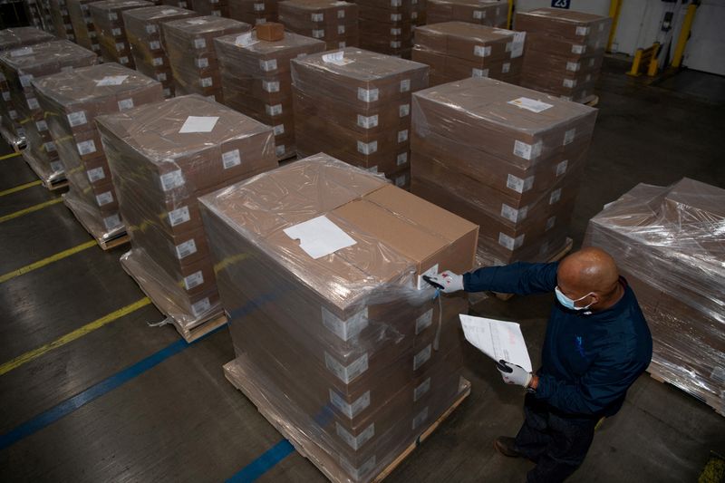 Un empleado de Pfizer revisa cajas que contienen Paxlovid en una instalación de distribución en Memphis, Tennessee, EEUU (REUTERS)