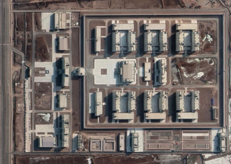 Foto satelital de uno de los campos de confinamiento de la minoría uigur y la fábrica donde los internos son obligados a trabajo forzado.