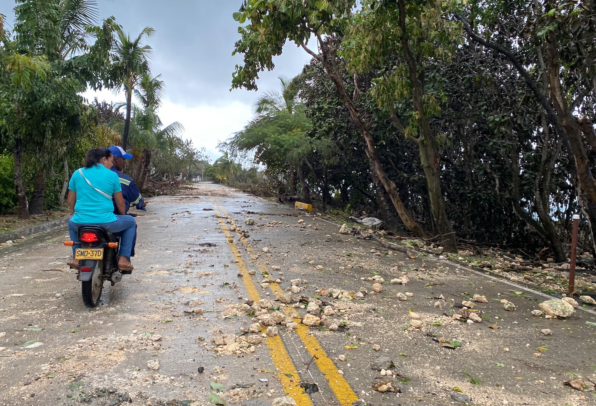 Una pareja transita por una v�a afectada por el paso del hurac�n Iota este martes, en San Andr�s (Colombia). EFE/ Juan David Su�rez Corpas
