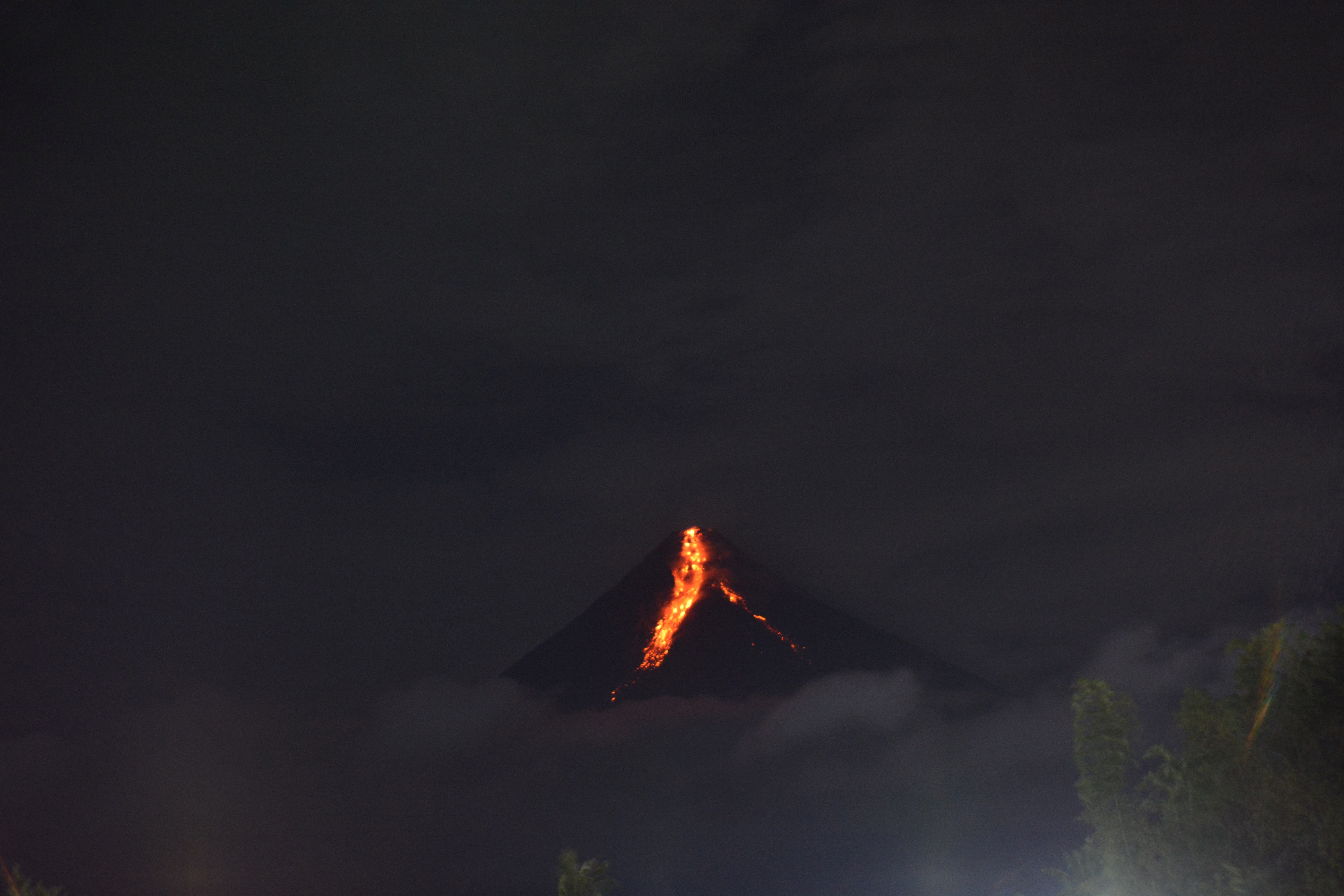 Lava fluye desde el volcán Mayon en Daraga, Filipinas, el 11 de junio de 2023 en esta imagen obtenida de las redes sociales (REUTERS)