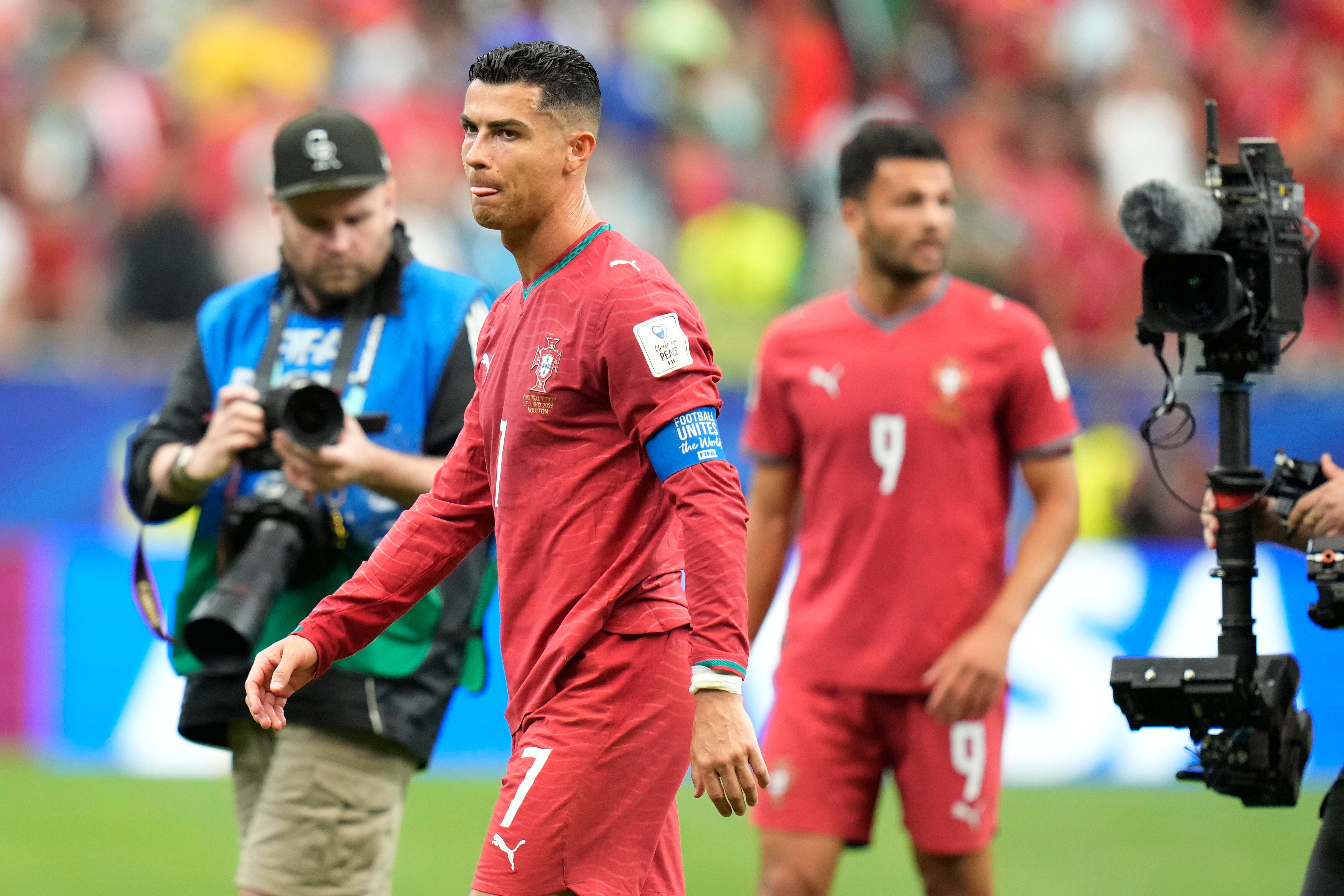 El periodista amigo de Cristiano Ronaldo defendi&oacute; al goleador y lanz&oacute; una feroz cr&iacute;tica contra sus compa&ntilde;eros en Portugal tras el empate ante Congo