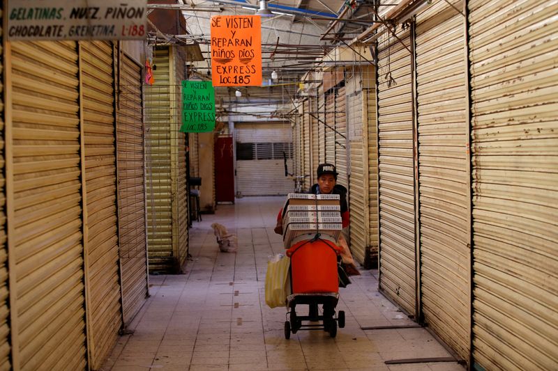 Se estima que cerca de 1 millón de empleos se pierdan en toda la capital mexicana (Foto: REUTERS/Gustavo Graf/File Photo)