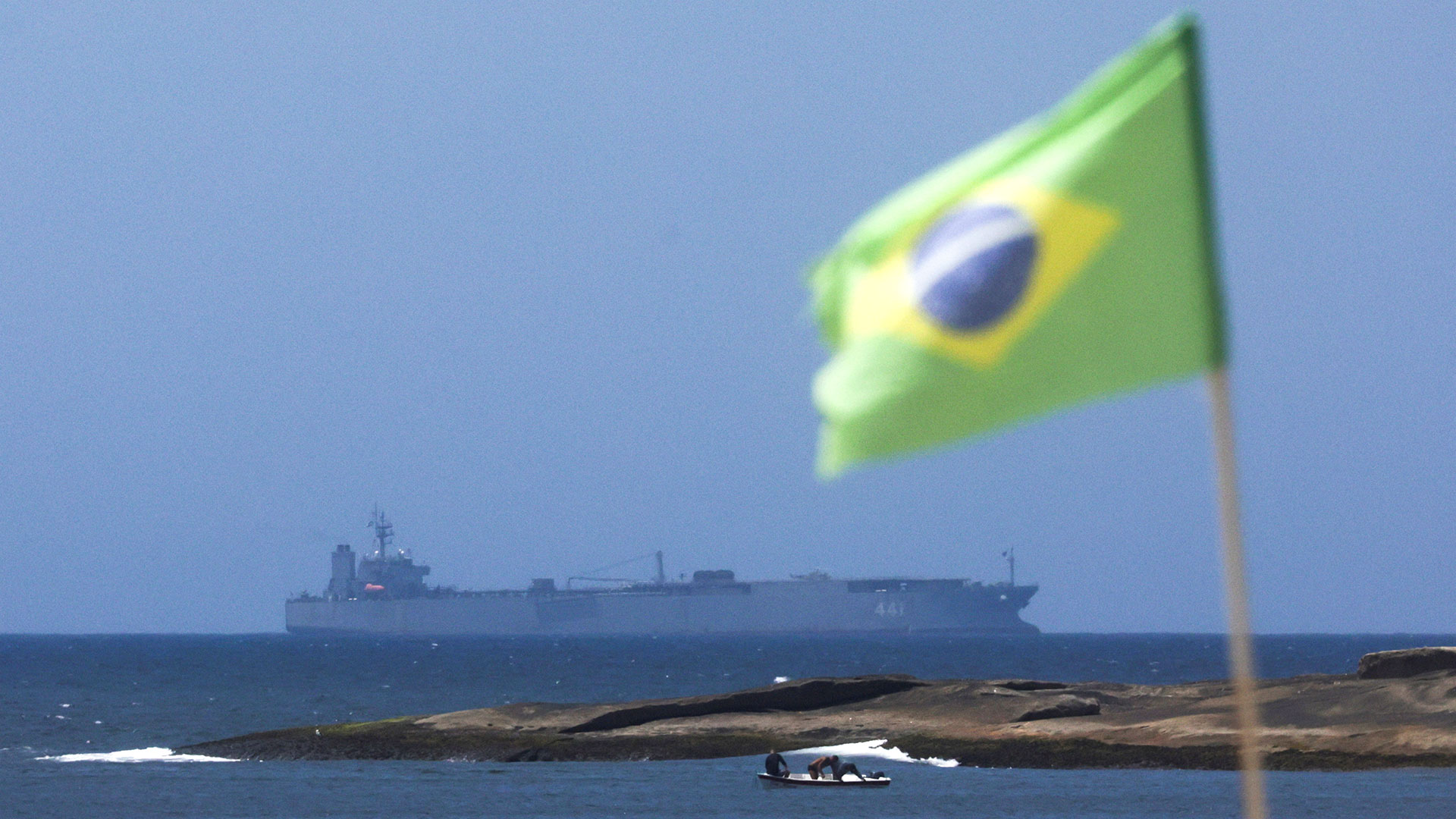 El Makran navega frente a las costas de Copacabana (REUTERS/Ricardo Moraes)