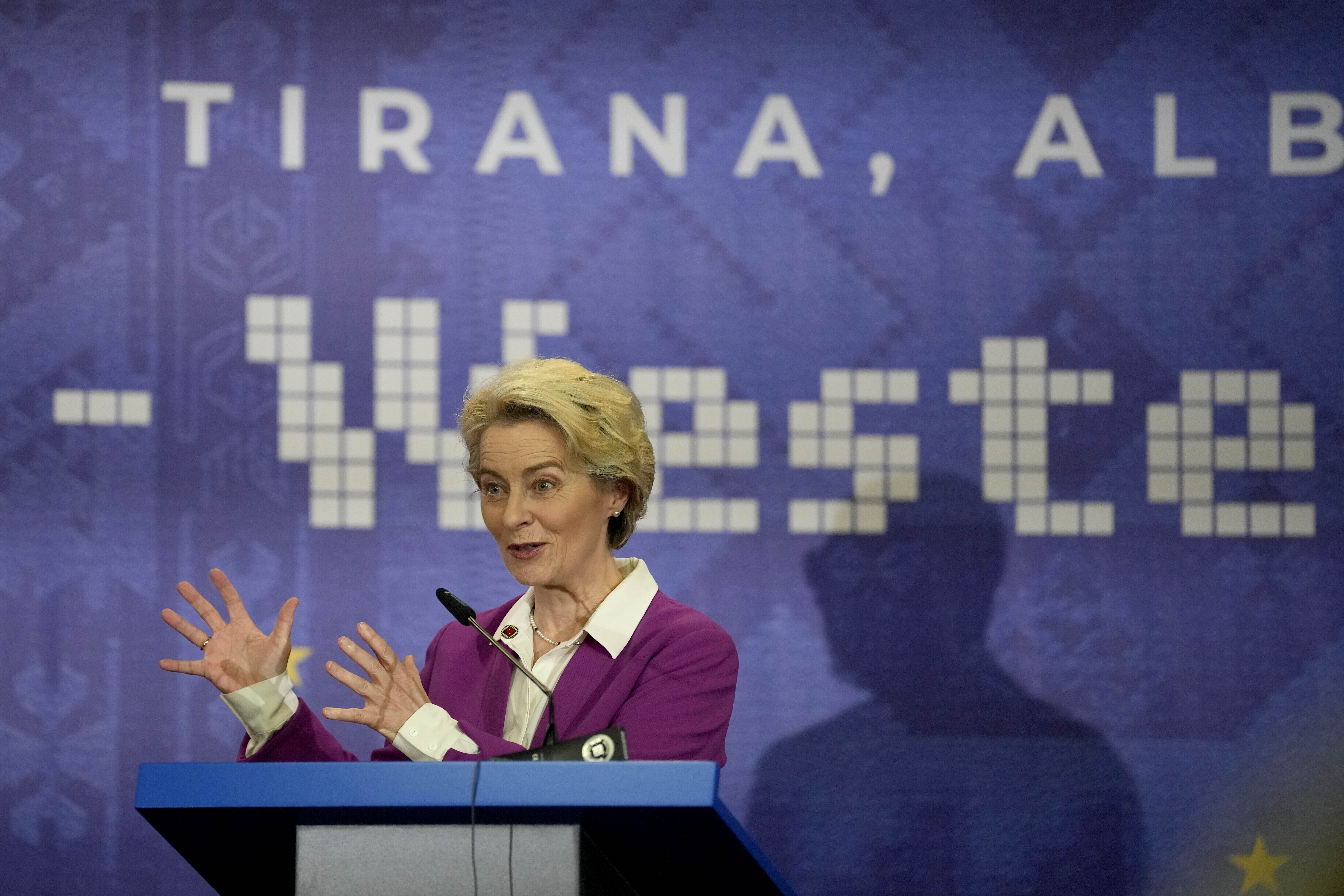 La presidenta de la Comisión Europea, Ursula von der Leyen, habla en conferencia de prensa durante la cumbre de la UE en Tirana, Albania, 6 de diciembre de 2022. (AP Foto/Andreea Alexandru)