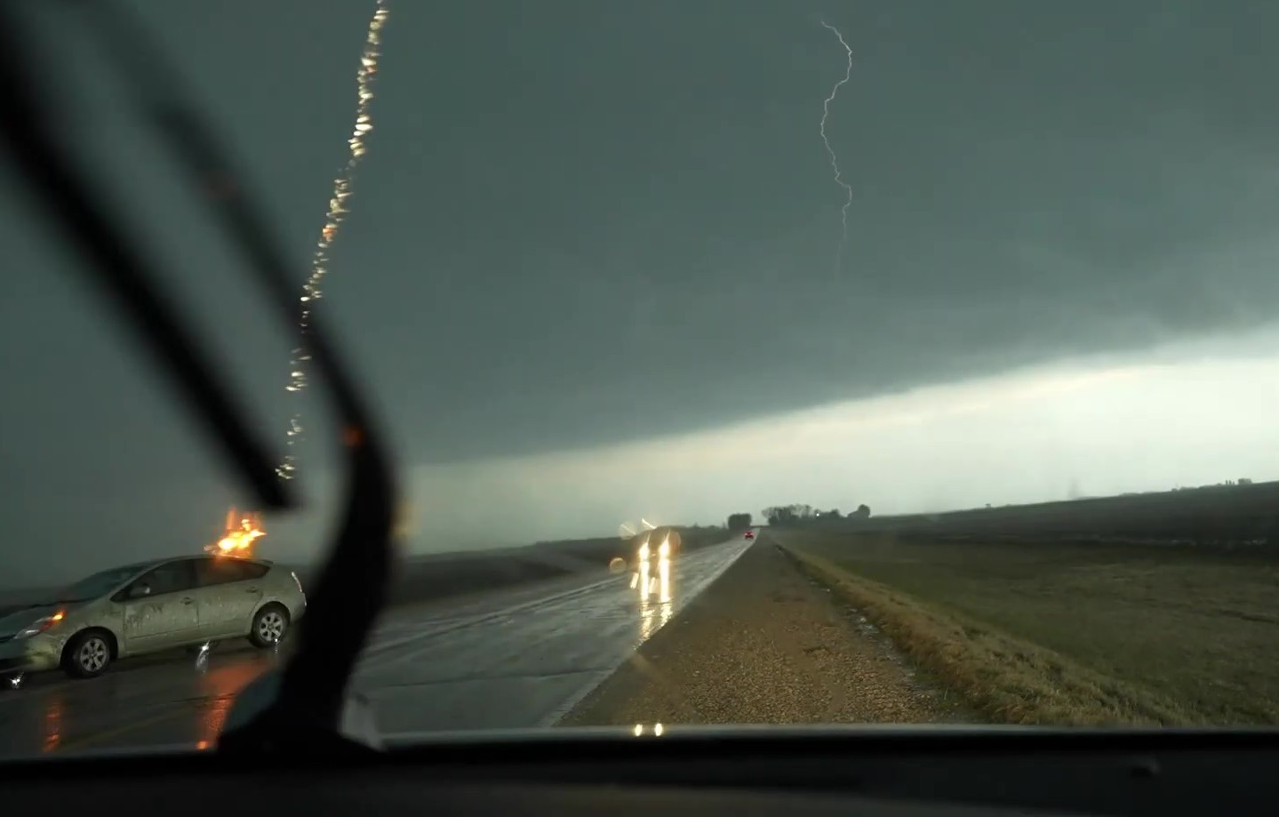 Un caza tormentas y su amigo fueron sorprendidos por una descarga eléctrica cuando intentaban capturar imágenes de tornados