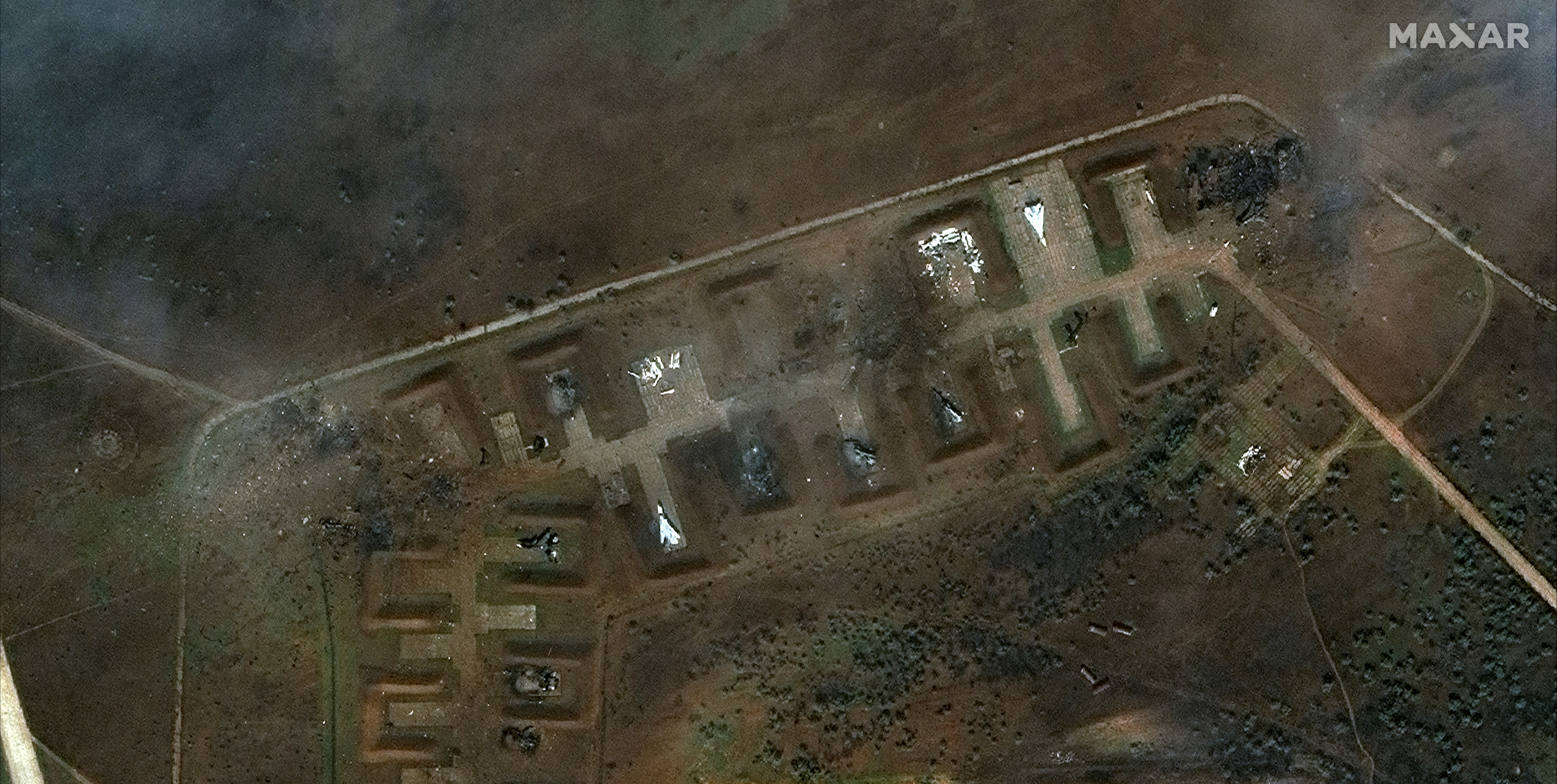 Foto satelital que muestra los graves daños causados a la base aérea rusa de Novofedorivka. Se destruyeron decenas de aviones y helicópteros. Maxar Technologies/Handout via REUTERS    