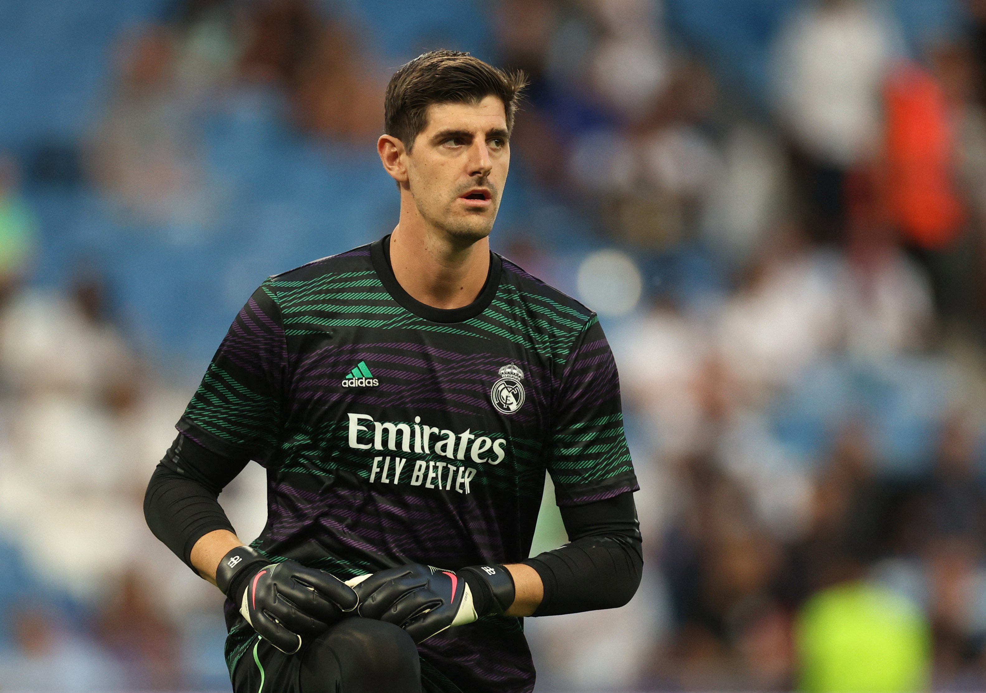 El arquero Thibaut Courtois realiza la entrada en calor en el campo de juego del Santiago Bernabéu (REUTERS/Isabel Infantes)