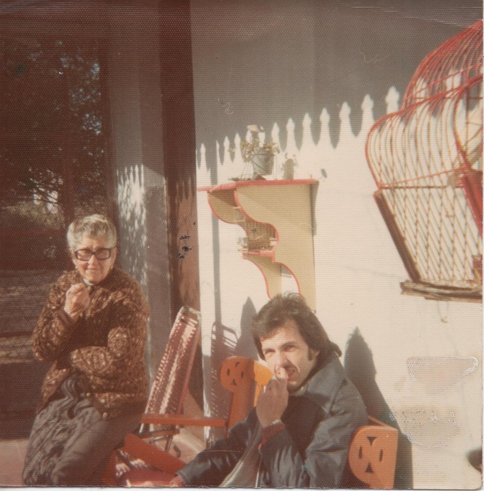 Horacio Zabaljáureguy, en los años 70, con su abuela Pepa. (Cortesia Horacio Zabaljáureguy)