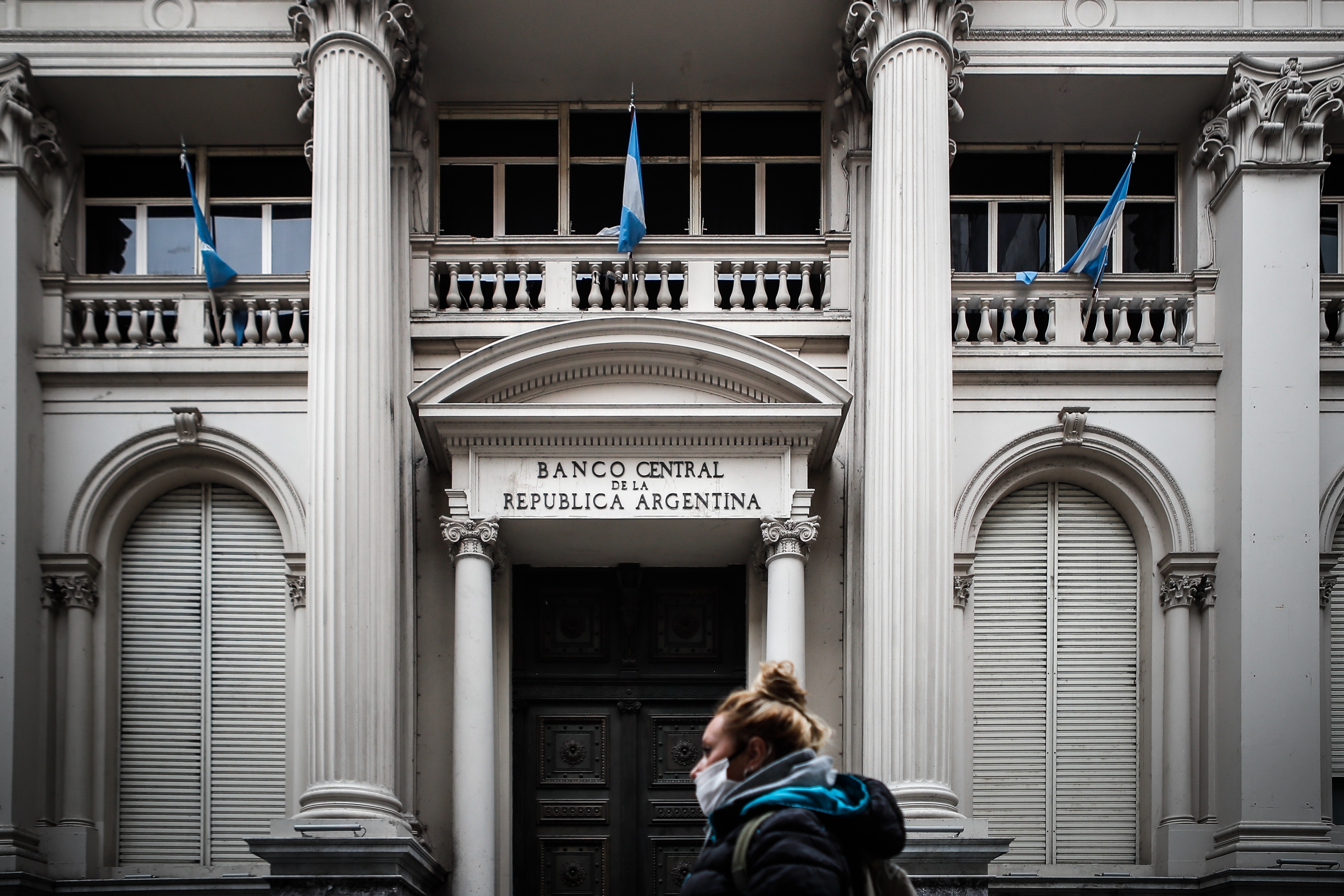 En la imagen una mujer camina frente al Banco Central el pasado 22 de mayo del 2020 en Buenos Aires (Argentina). EFE/Juan Ignacio Roncoroni
