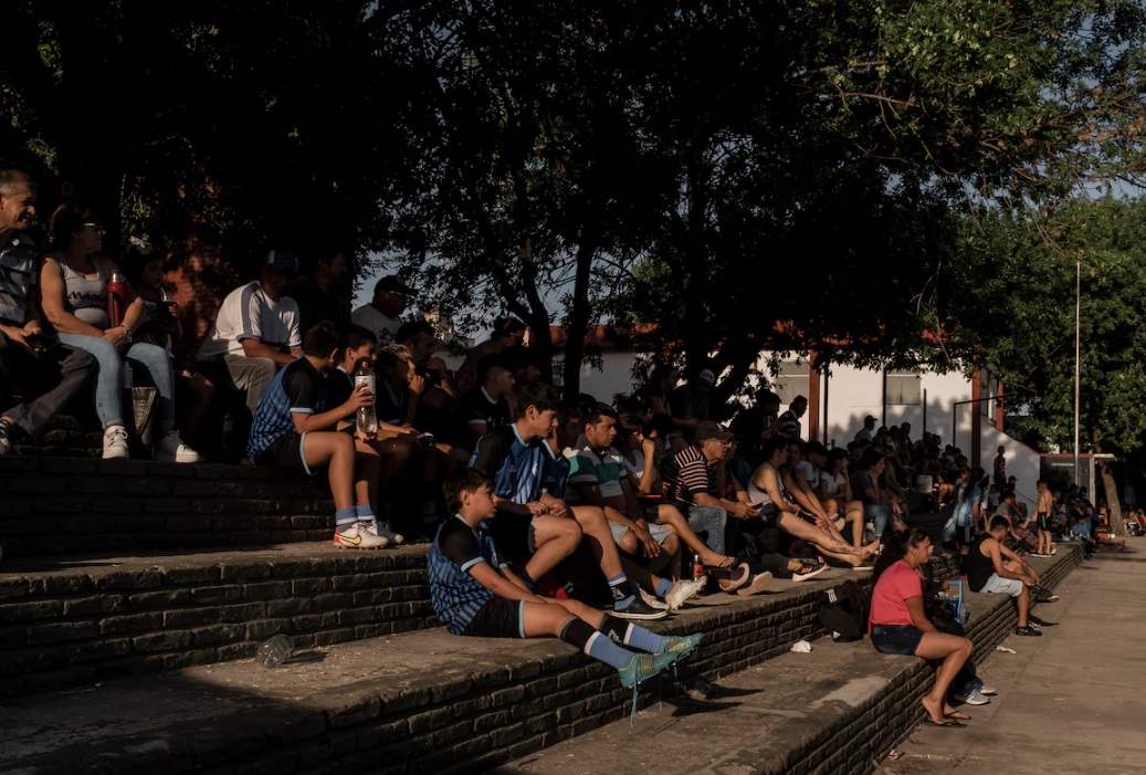 Familias, amigos y aficionados ven la obra en el Abanderado Grandoli. (Anita Pouchard Serra para The Washington Post)