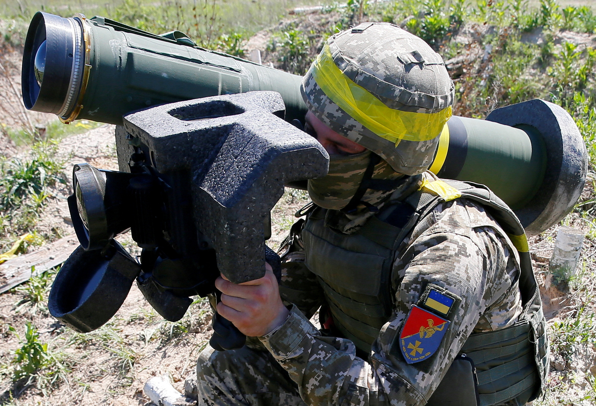 FOTO DE ARCHIVO: Un soldado sostiene un sistema de misiles Javelin durante un ejercicio militar en el centro de entrenamiento de las Fuerzas Terrestres de Ucrania cerca de Rivne, Ucrania 26 de mayo de 2021. Foto tomada el 26 de mayo de 2021. REUTERS/Gleb Garanich/F/File Photo