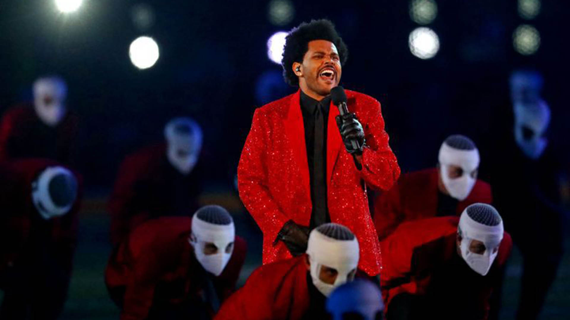 The Weeknd durante su participación en el SuperBowl que se llevó a cabo en 2021, cuando todavía se presentaban estragos por la pandemia.