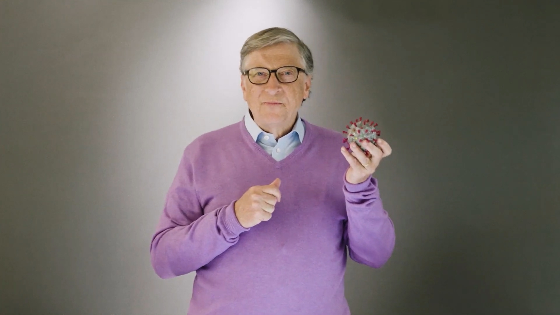 Bill Gates con una representación del coronavirus Sars-CoV-2 que provoca la COVID-19 (Fundación Gates)