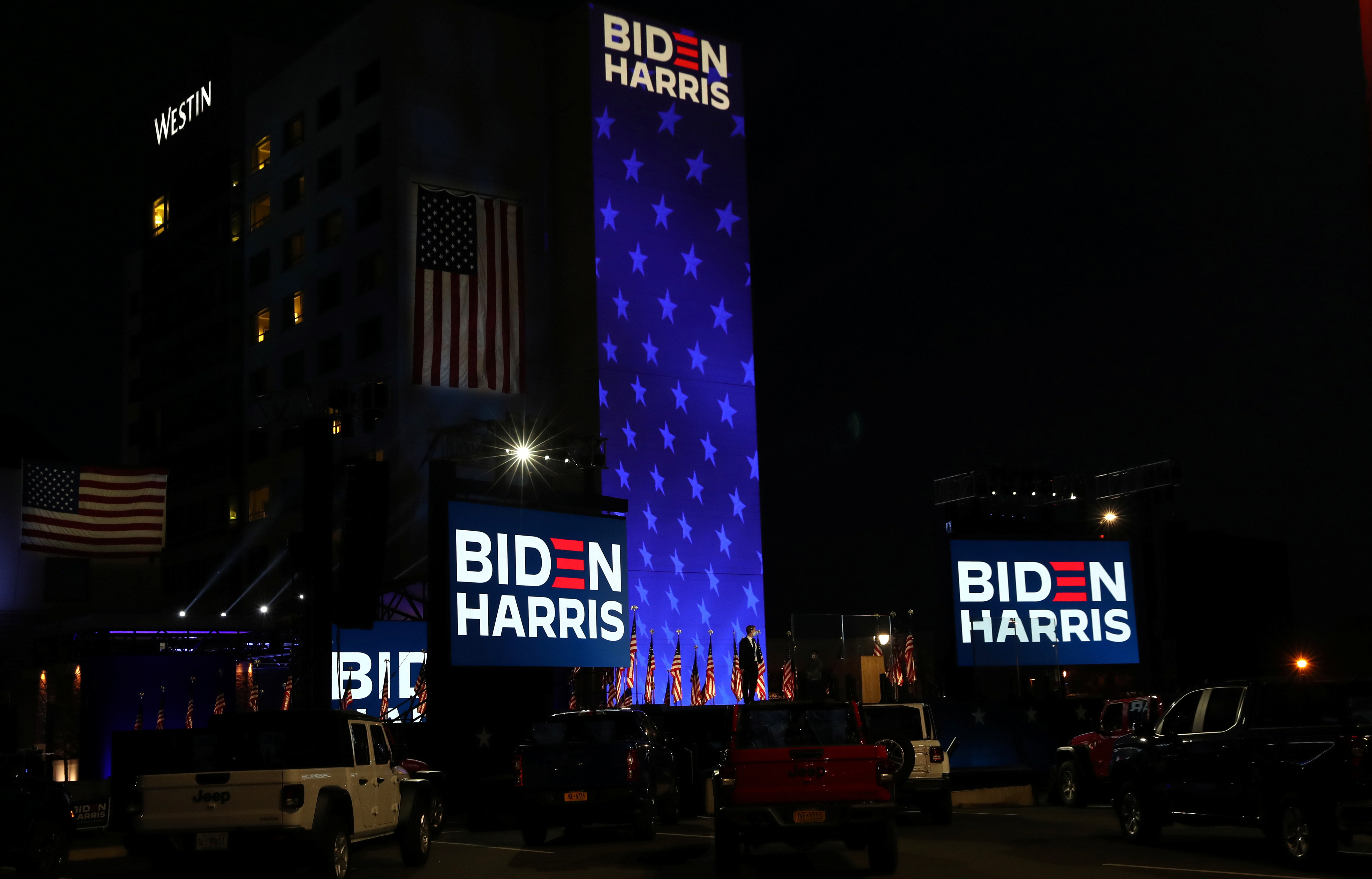 El escenario donde Joe Biden y Kamala Harris celebrarían su victoria de efectivamente concretarse. Foto: REUTERS/Leah Millis