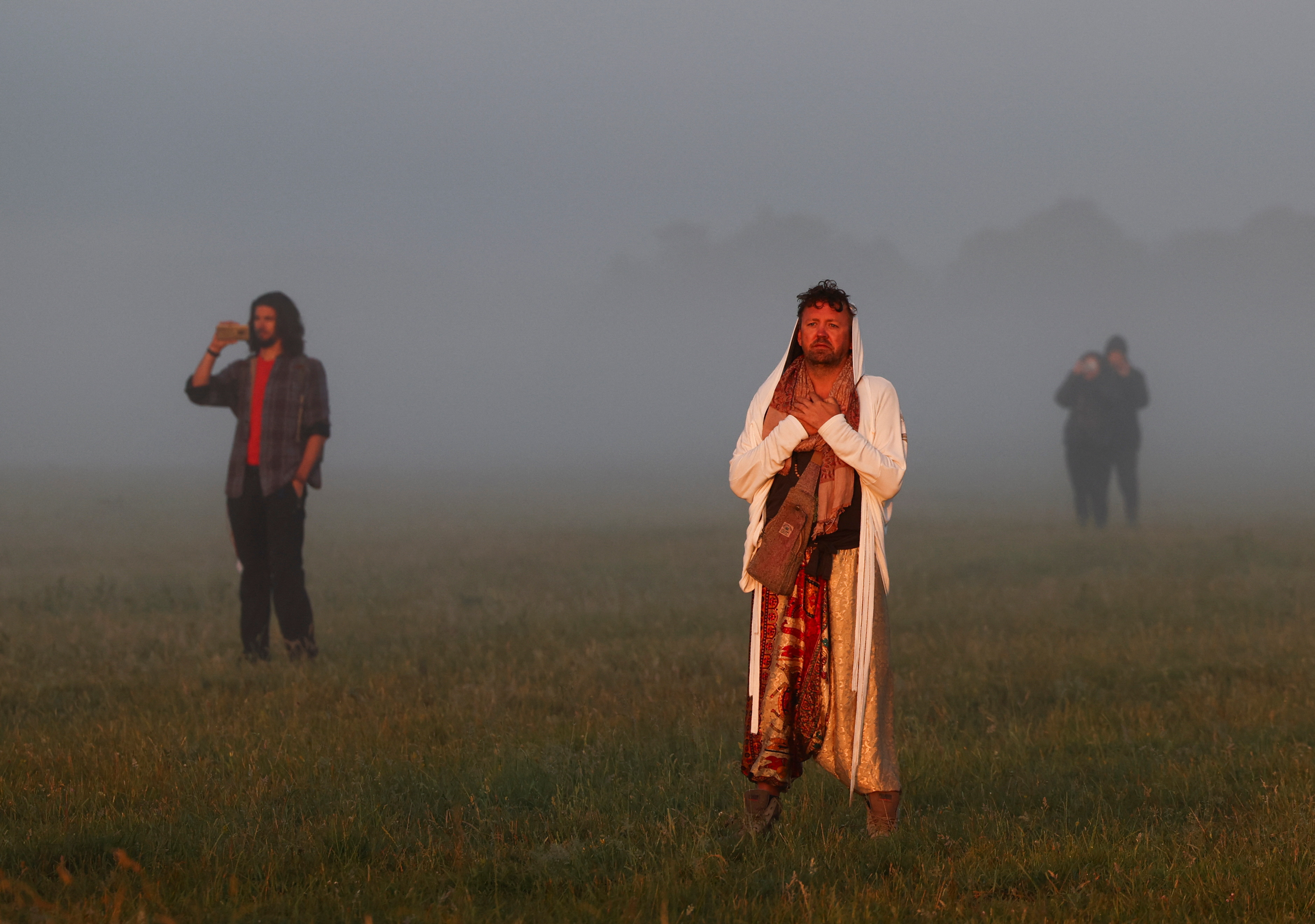 Fieles rezando al amanecer. 