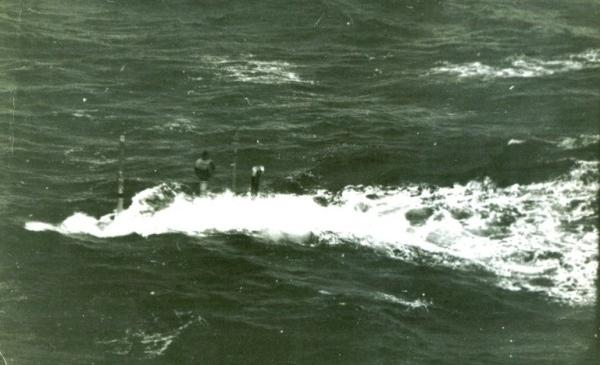 Un submarino (en este caso, de la clase Oberon), mostrando sus diversos apéndices (periscopios, snorkel, antena de radio, etc) y la estela que los mismos provocan