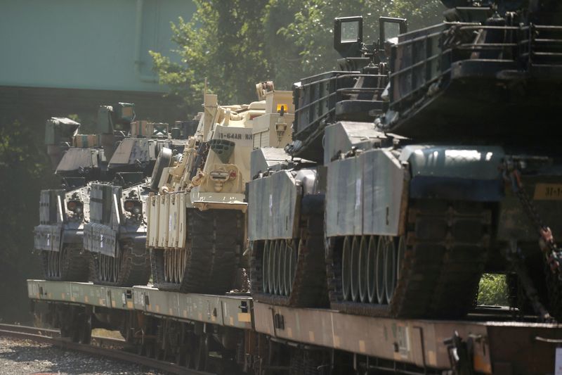 FOTO DE ARCHIVO: Tanques M1 Abrams y otros vehículos blindados sobre plataformas en un recinto ferroviario en Washington, Estados Unidos, 2 de julio de 2019. REUTERS/Leah Millis