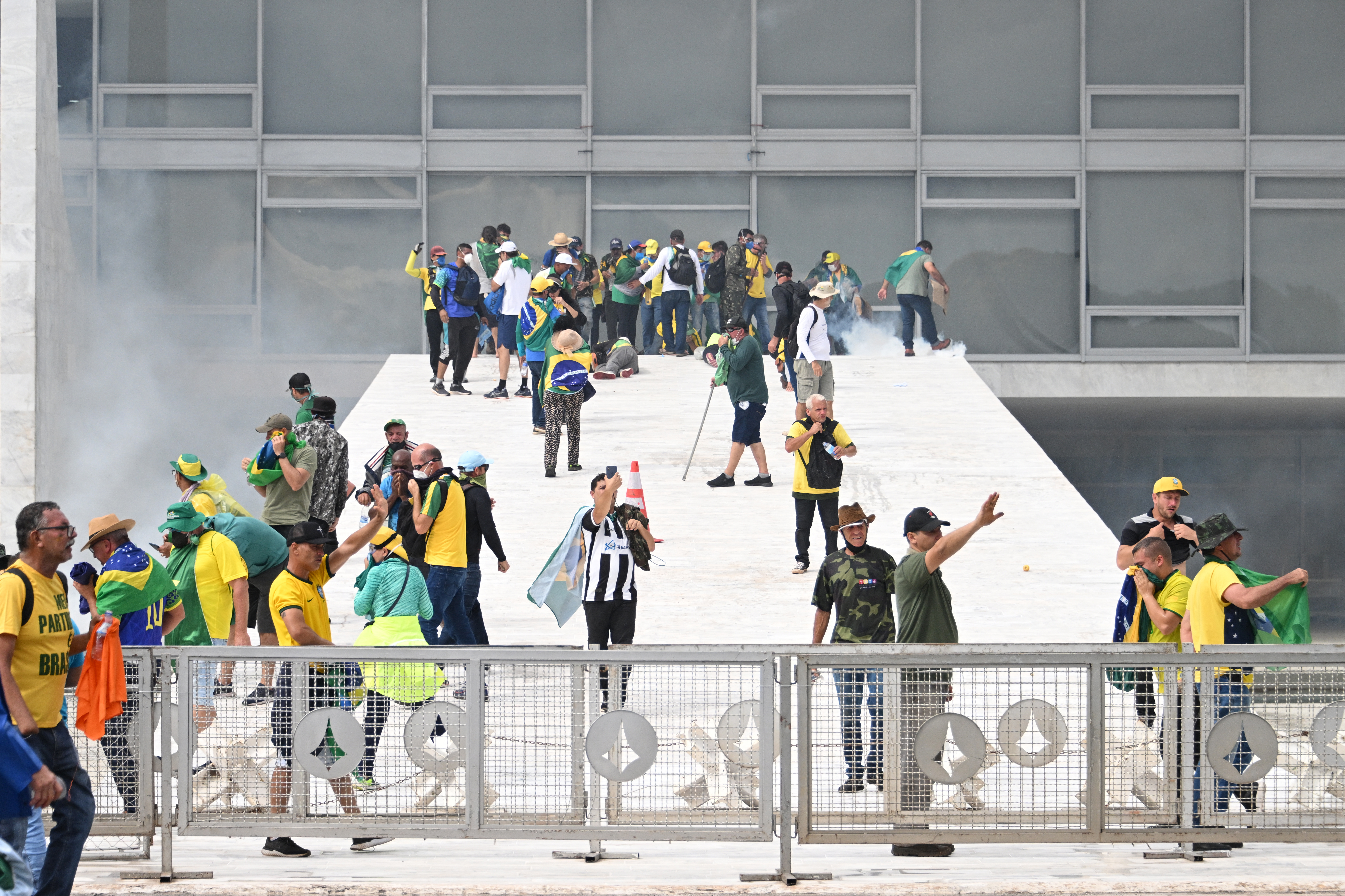 Los manifestantes ingresaron sin mayor resistencia y en ocasiones guiados por oficiales (AFP)