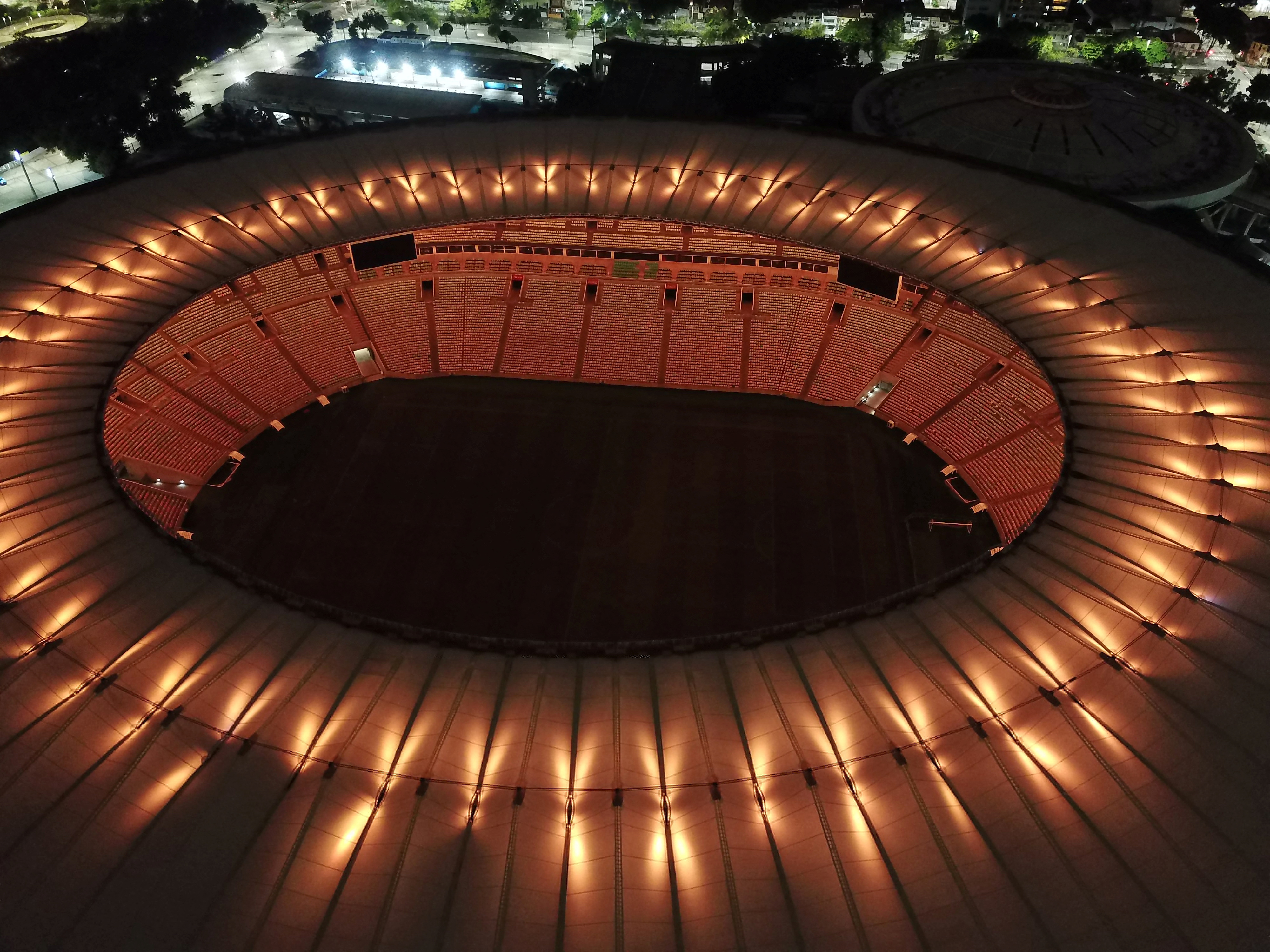 El Maracaná, estadio donde Pelé hizo su gol número 1.000 en 1969, se iluminó al caer la tarde para rendirle tributo al “Rey”.  (REUTERS)