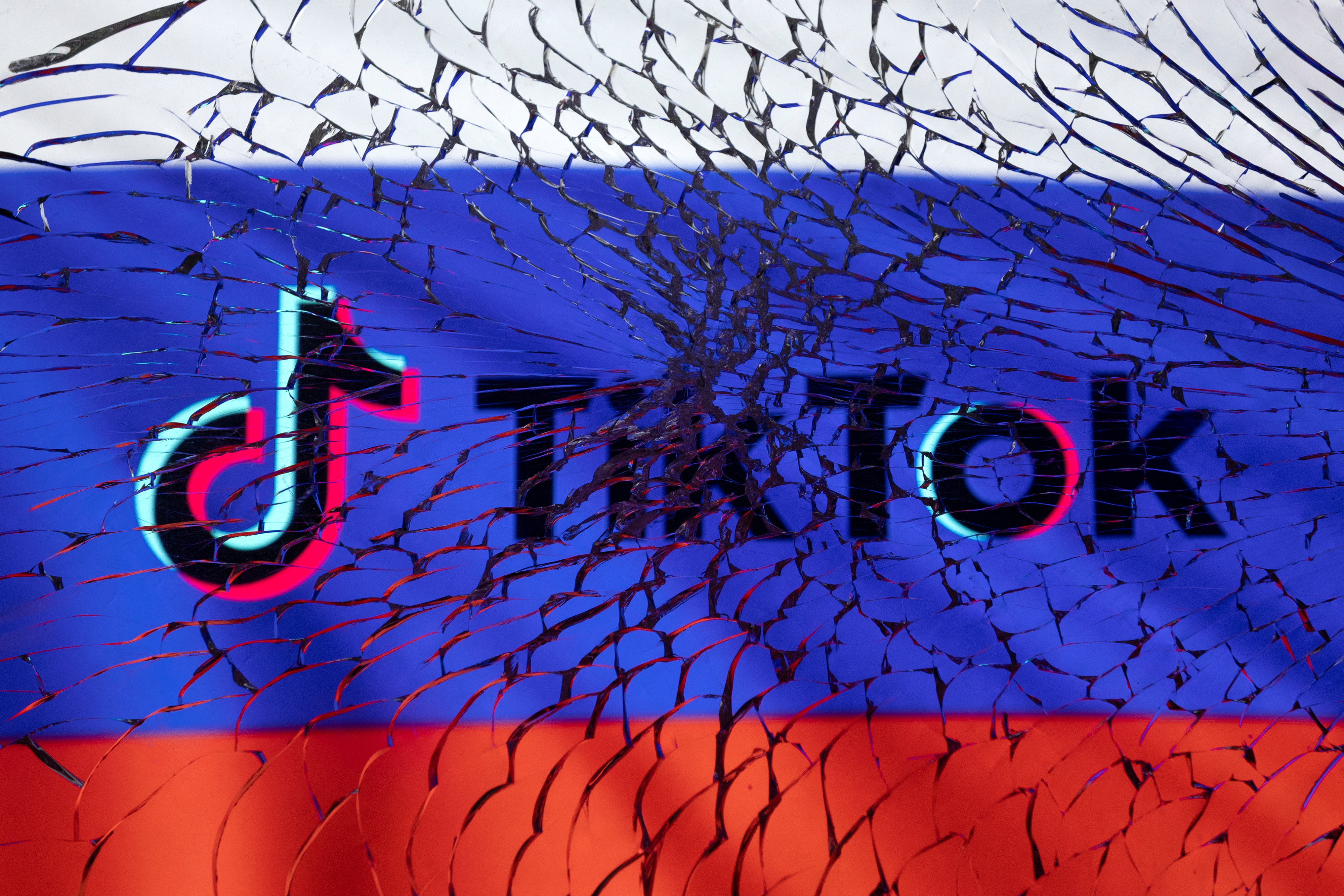 Logo de TikTok en una bandera rusa. (foto: REUTERS/Dado Ruvic)
