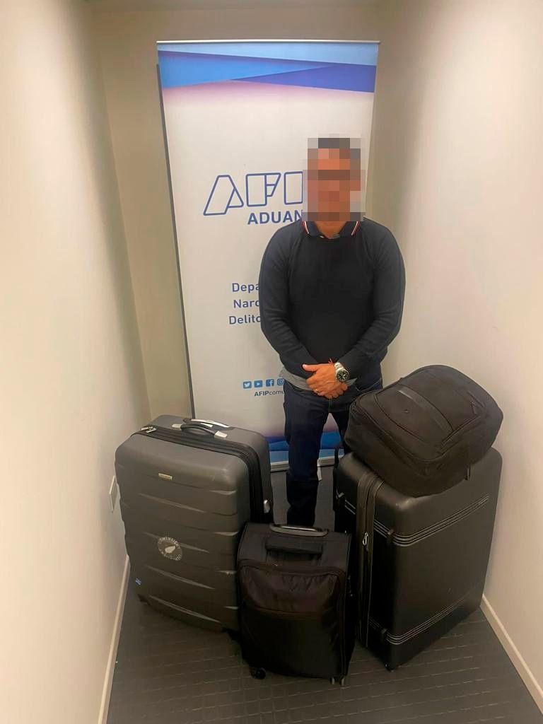 Detienen en el aeropuerto de Ezeiza a un argentino que llegó de Madrid con 12 frascos de Popper