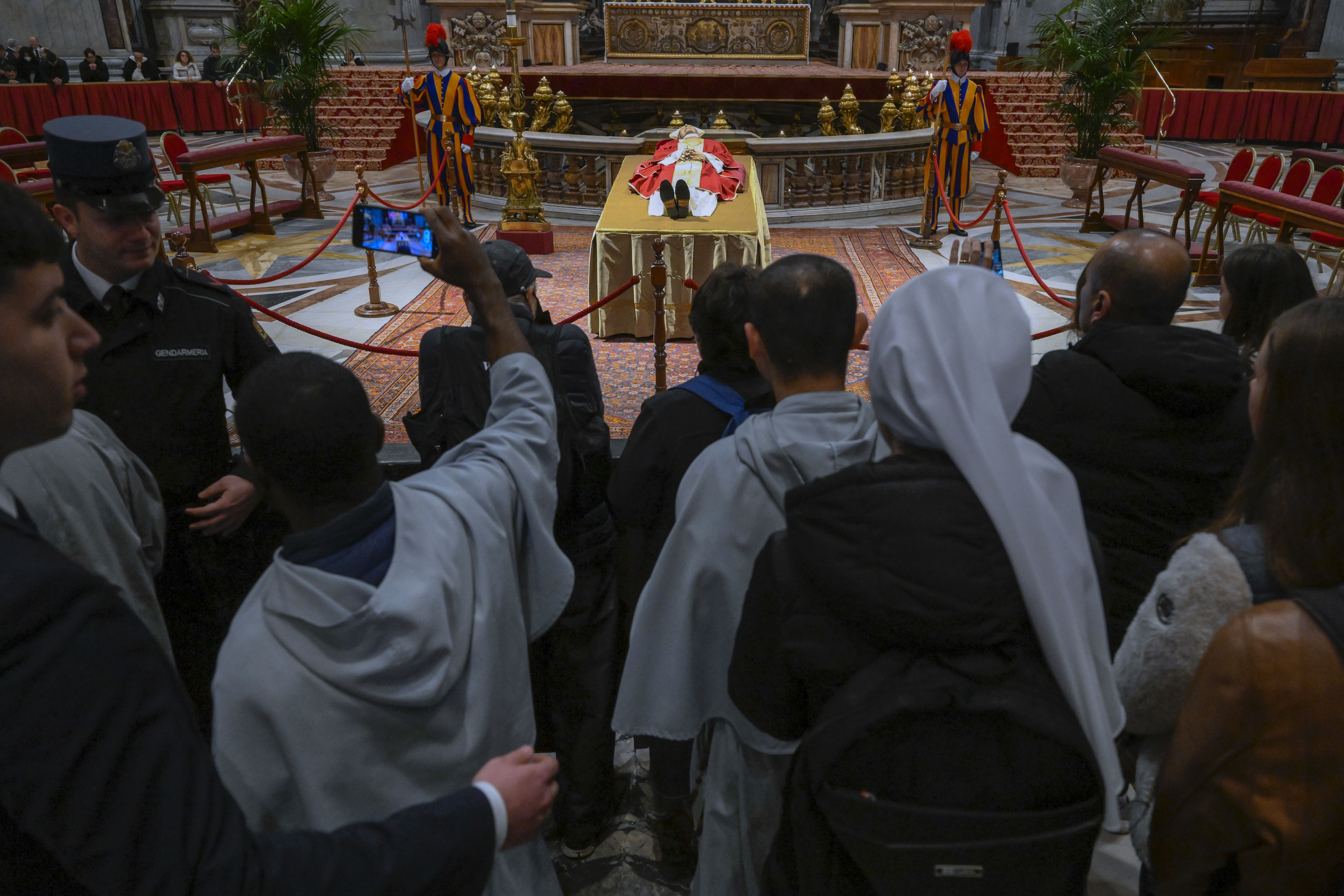 El cuerpo del fallecido papa emérito Benedicto XVI yace dentro de la Basílica de San Pedro, donde miles de personas fueron a despedirse del antiguo pontífice. (Vatican Media vía AP)