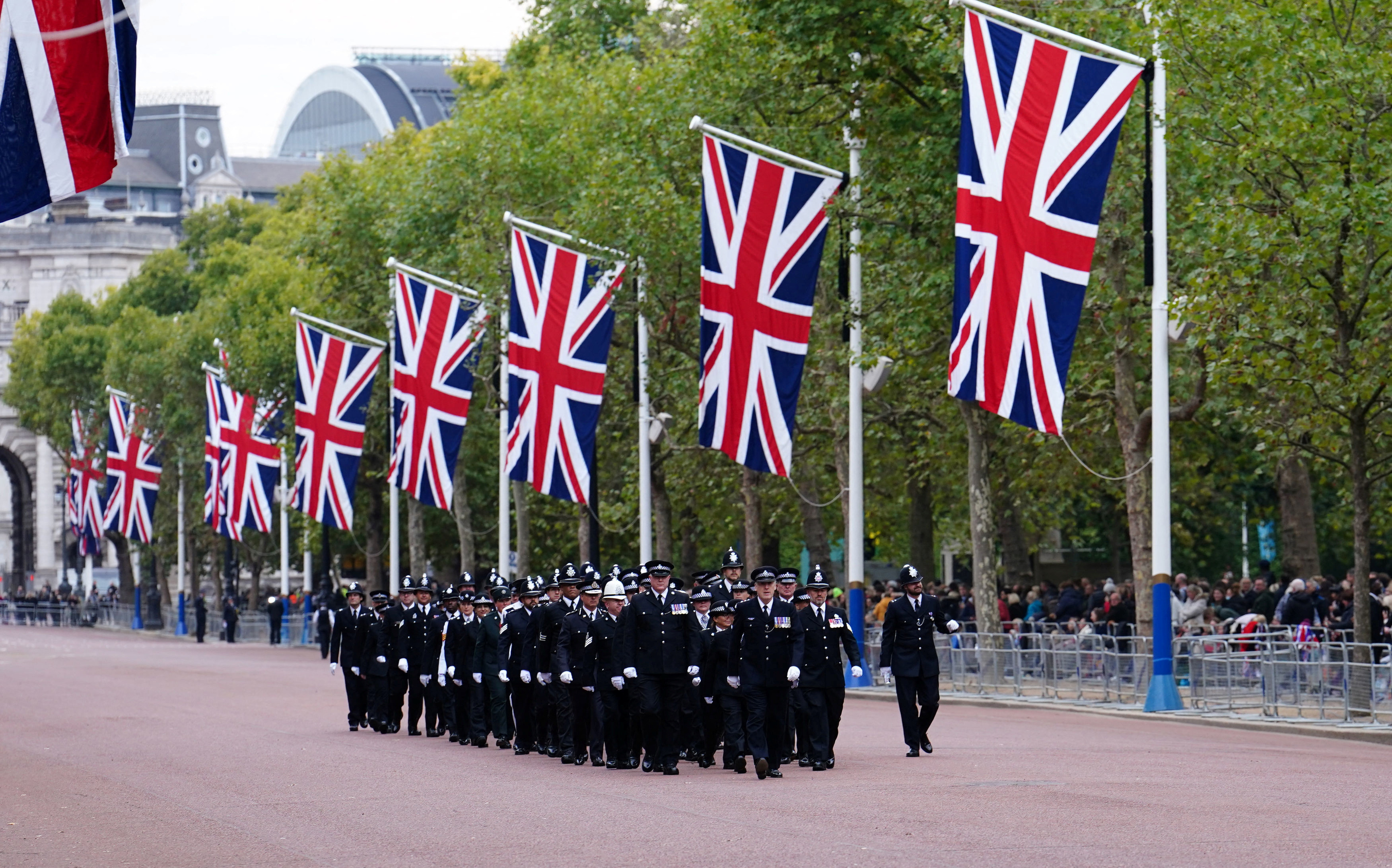 Miembros de la guardia real realizan un desfile a las afueras de la Abadía de Westminster antes de oficiar el funeral de la reina