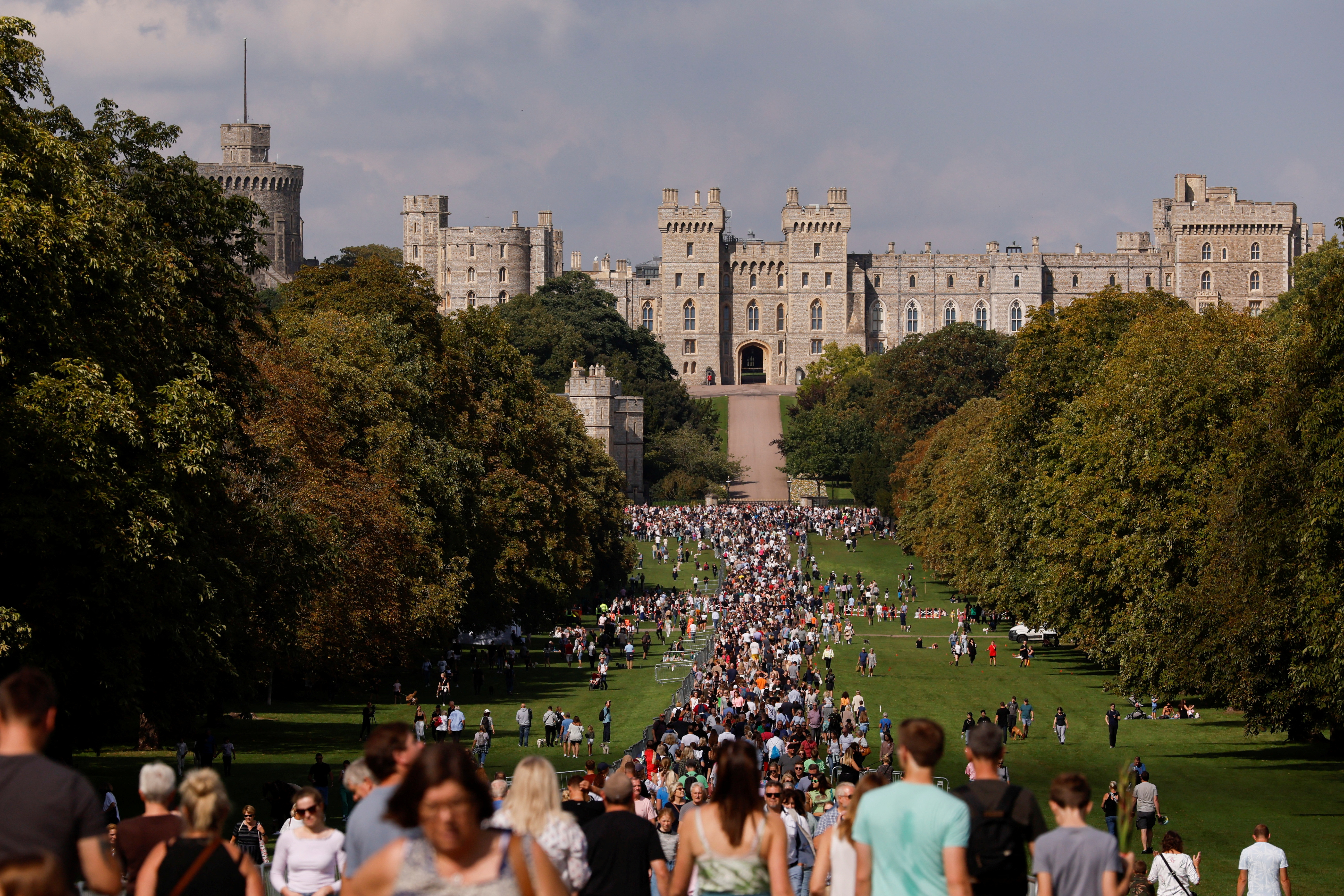 La gente se reúne para poner flores fuera del Castillo de Windsor, tras la muerte de la Reina Isabel de Gran Bretaña, en Windsor (REUTERS/Andrew Couldridge)