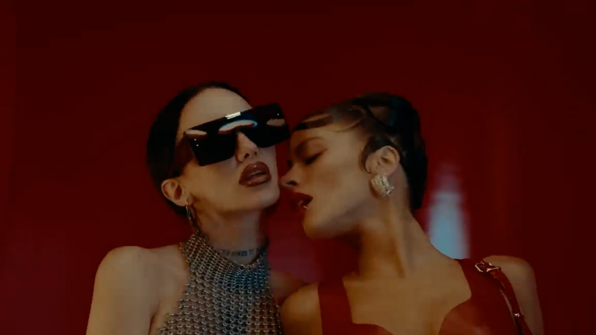 Tini Stoessel meluncurkan video klip untuk Muñecas dengan La Joaqui: pesan ...