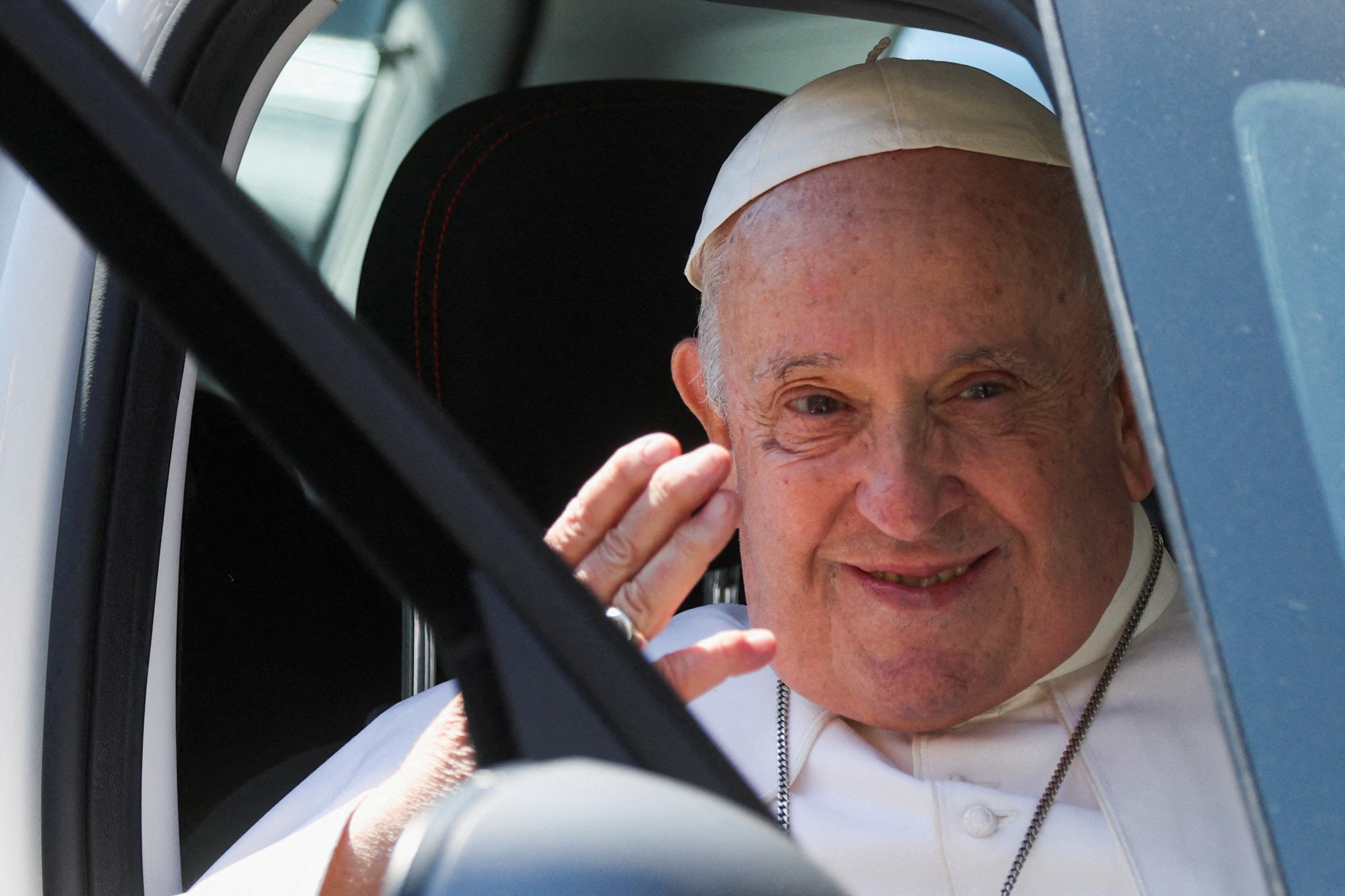 El papa Francisco saluda mientras viaja en un coche cerca del Vaticano el día de su alta del hospital Gemelli en Roma, Italia, 16 de junio de 2023. REUTERS/Yara Nardi