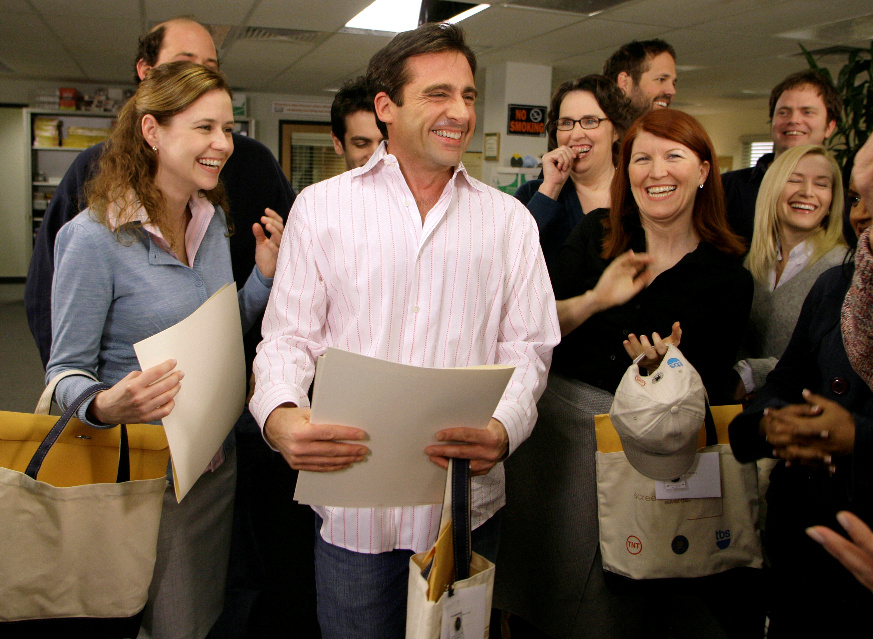 Steve Carell rideva con il personale in ufficio nel 2007. REUTERS/Danny Molochuk // File Photo