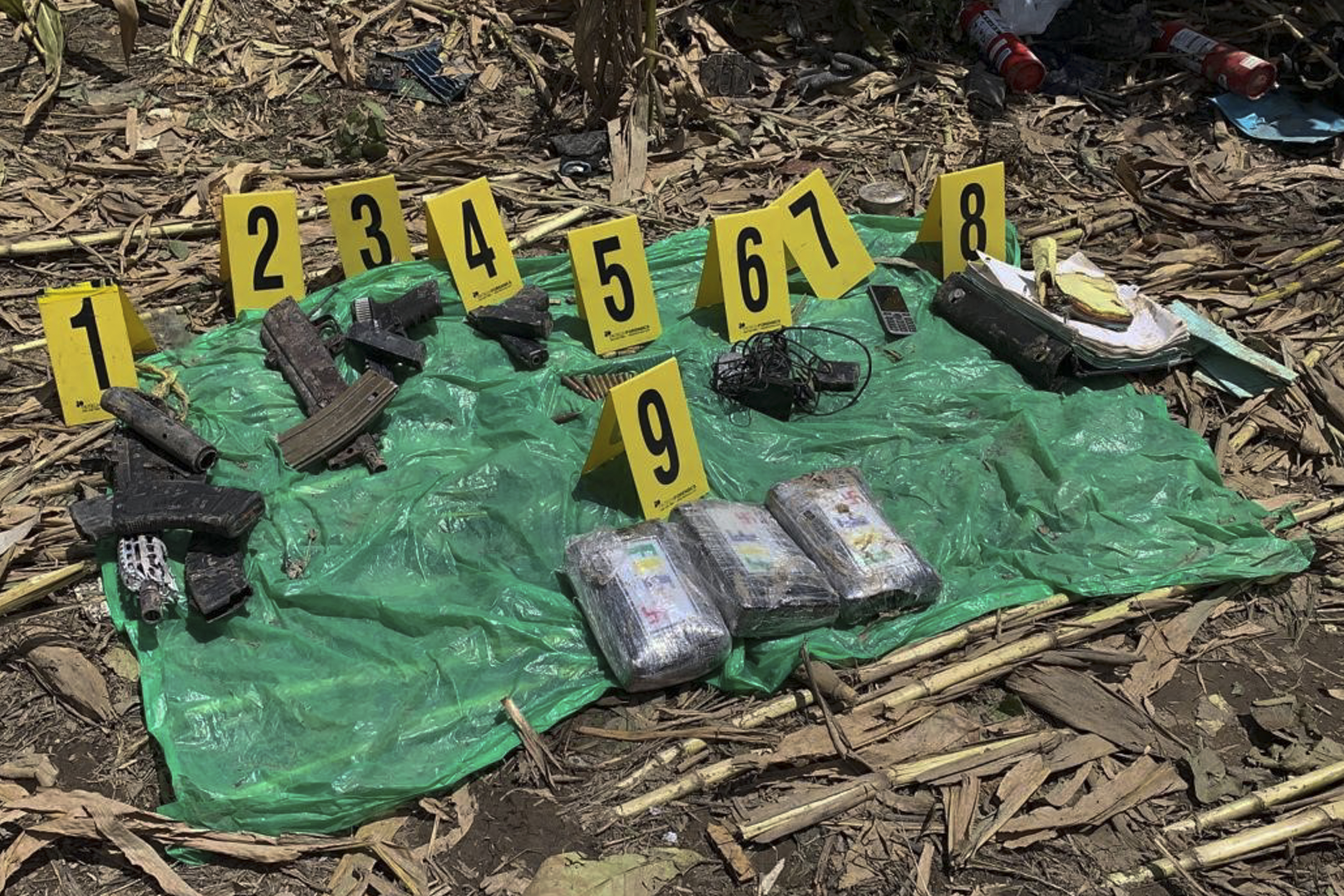Paquetes de drogas y otras pruebas después de que un avión proveniente de Venezuela se estrellara en la aldea de Santa Marta Salinas,  Guatemala, el 23 de septiembre de 2020 (Foto: AFP) 