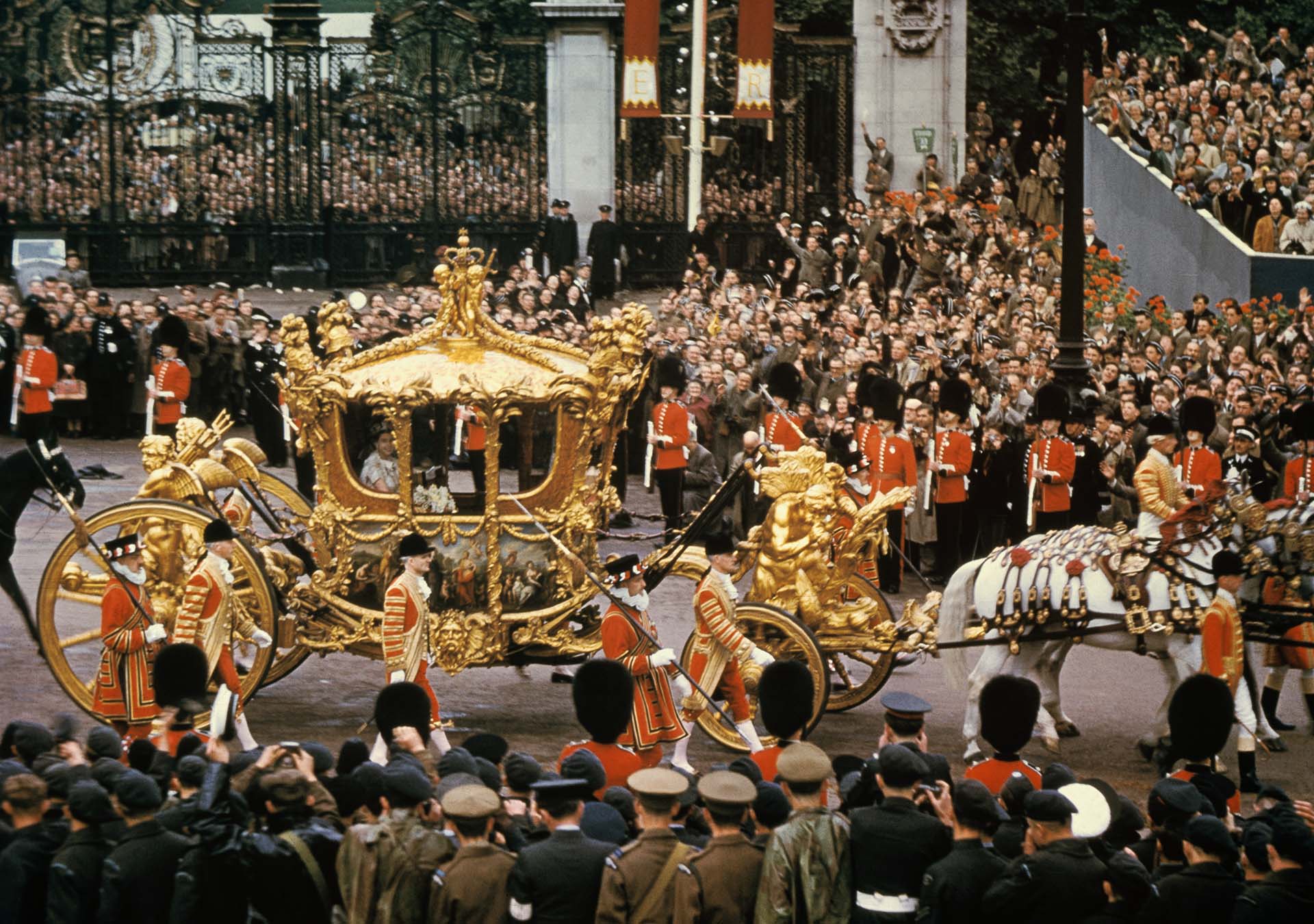 Isabel II llegó a la abadía de Westminster en la Carroza de oro, con la que también recorrería, después de su coronación, las calles de Londres