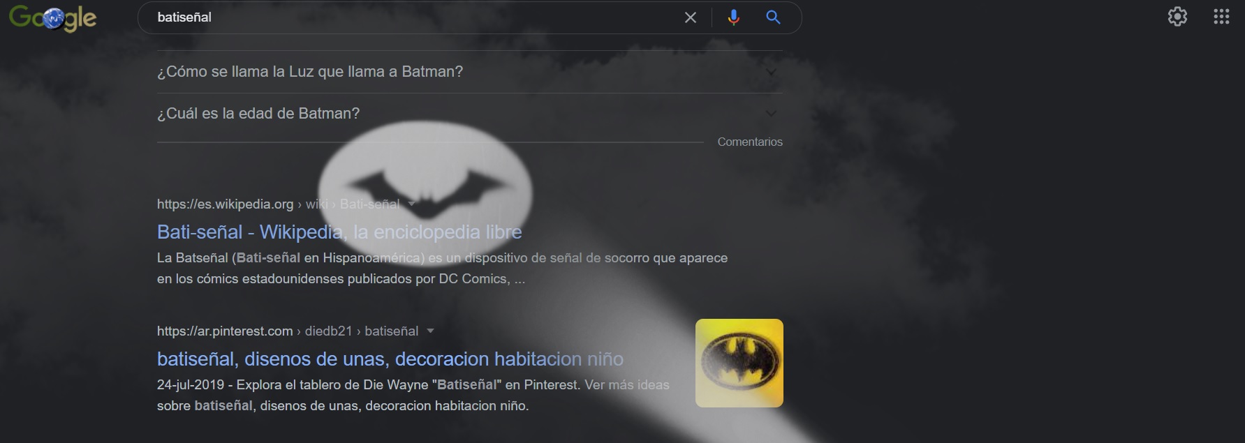 Al presionar en el ícono amarillo de Batman, el buscador se oscurece, aparece el ícono y luego se ve la sombra del personaje
