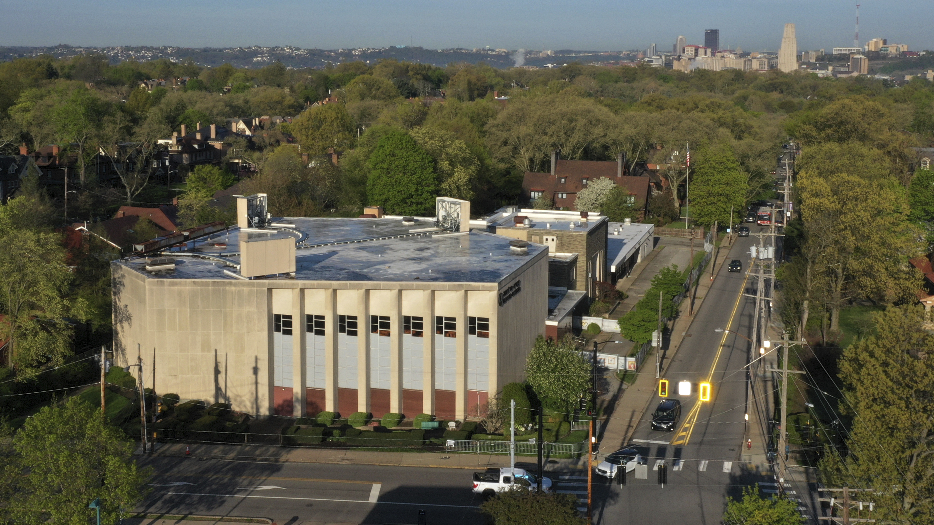 La sinagoga Árbol de la Vida, abajo a la izquierda, se alza en el barrio de Squirrel Hill de Pittsburgh el jueves 19 de abril de 2023.. (AP/Gene J. Puskar)