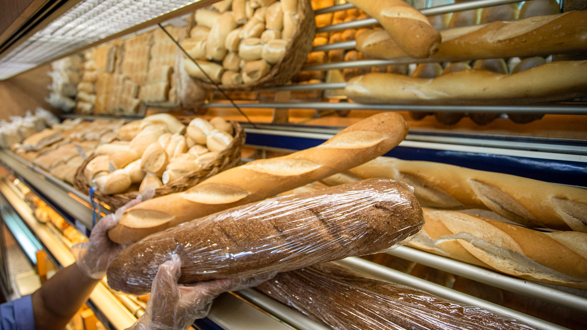 Que pasará con el precio del pan si el gobierno elimina el Fondo del Trigo, plantean los panaderos ante los funcionarios. (NA)