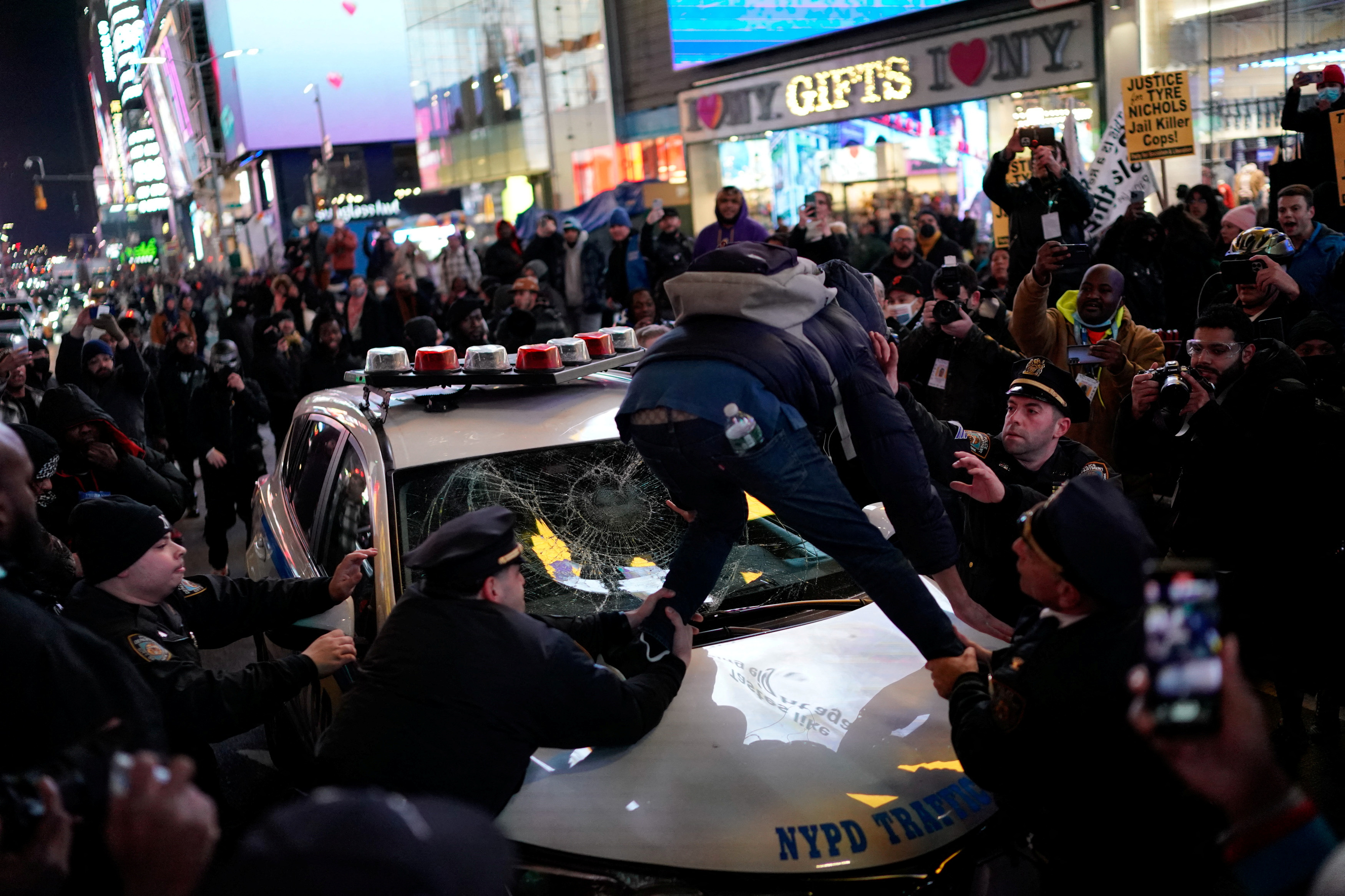 Las protestas en Nueva York comenzaron desde antes de la publicación de los videos de la golpiza contra el joven afroamericano. (REUTERS)